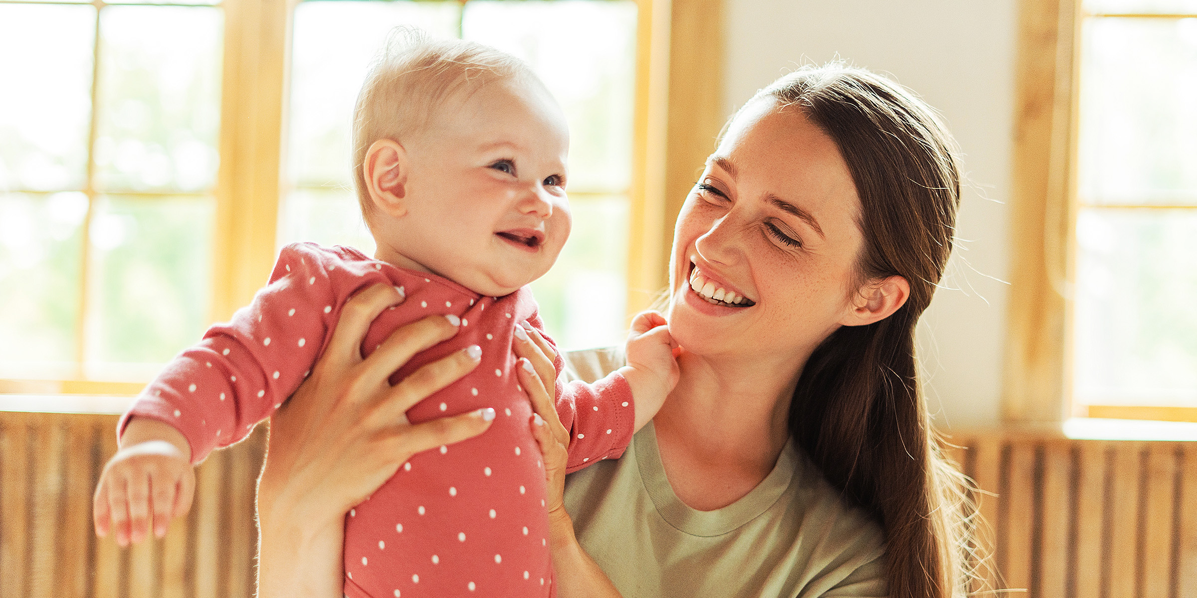 Eine Frau hält ein Baby | Quelle: Shutterstock