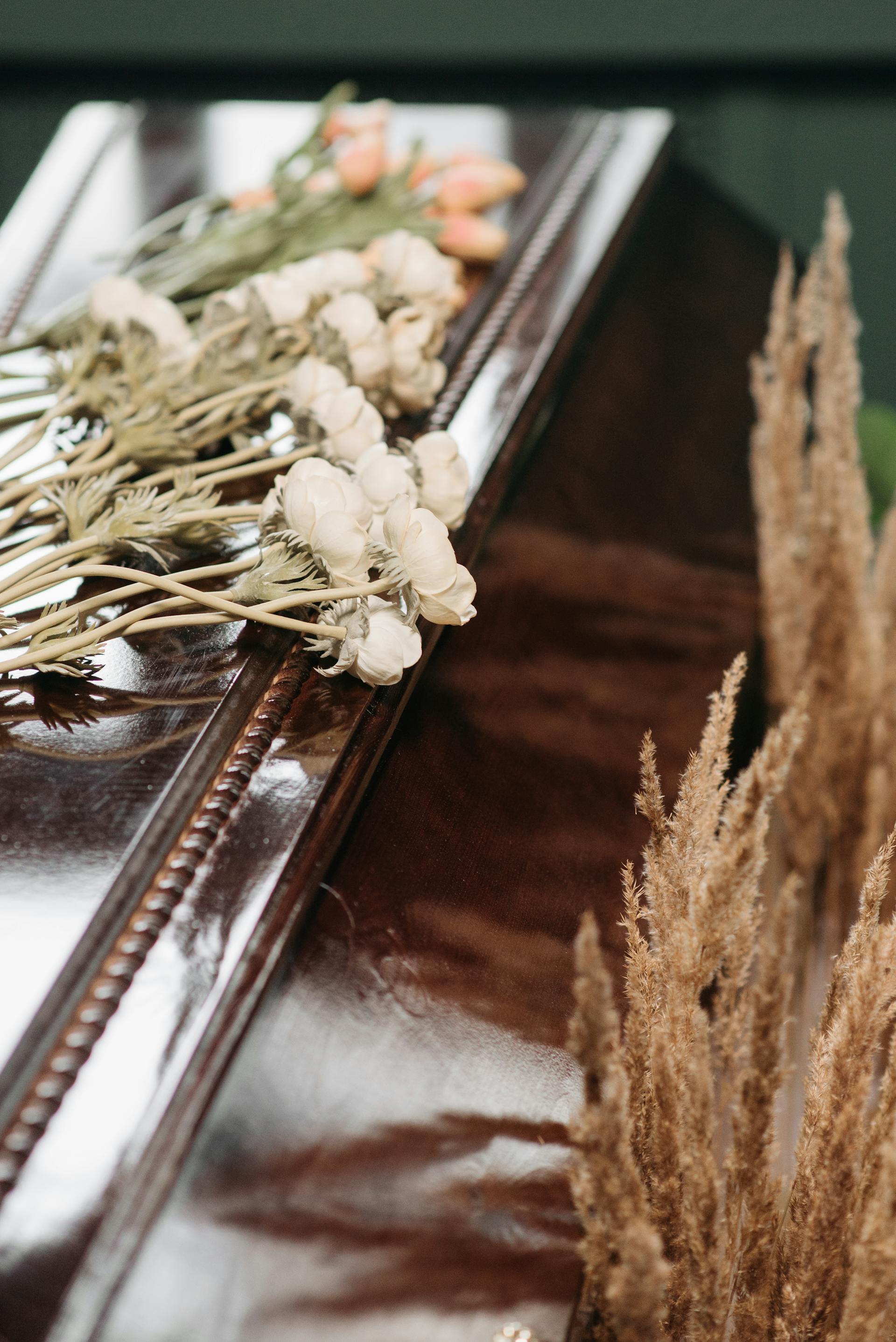 Weiße Blumen auf einem Sarg | Quelle: Pexels