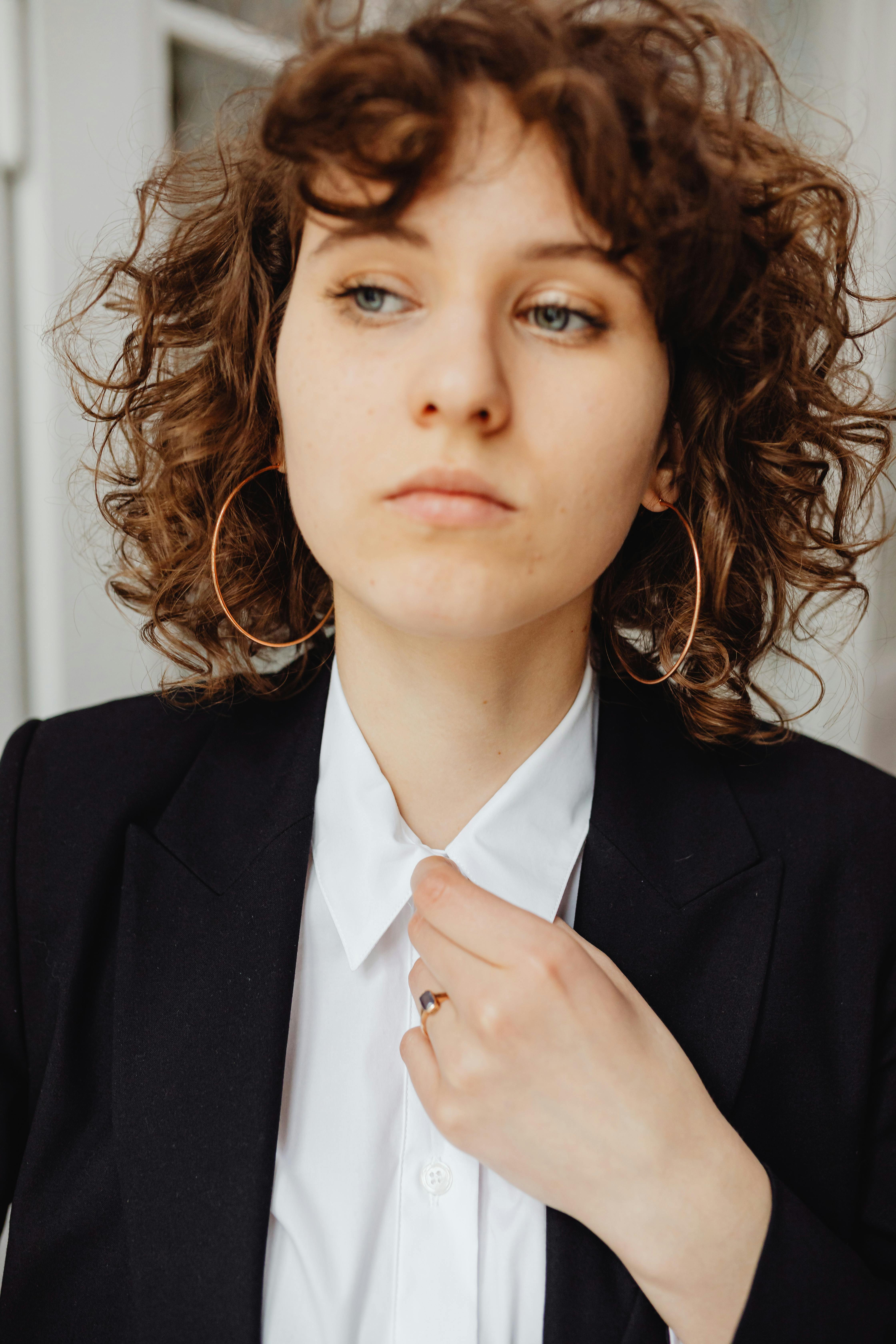 Eine ernste und entschlossene Frau | Quelle: Pexels