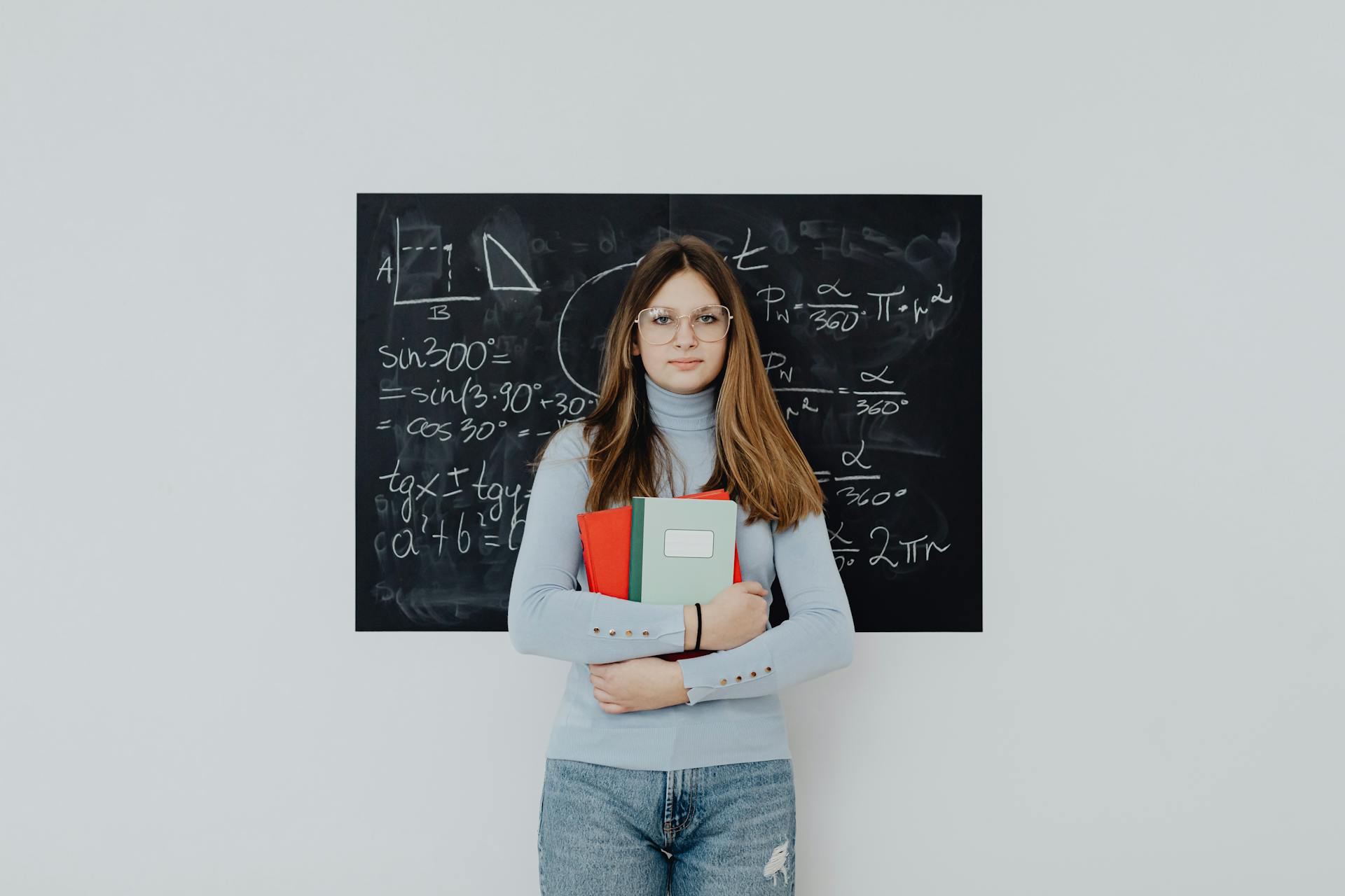 Ein jugendliches Mädchen in einem Klassenzimmer | Quelle: Pexels