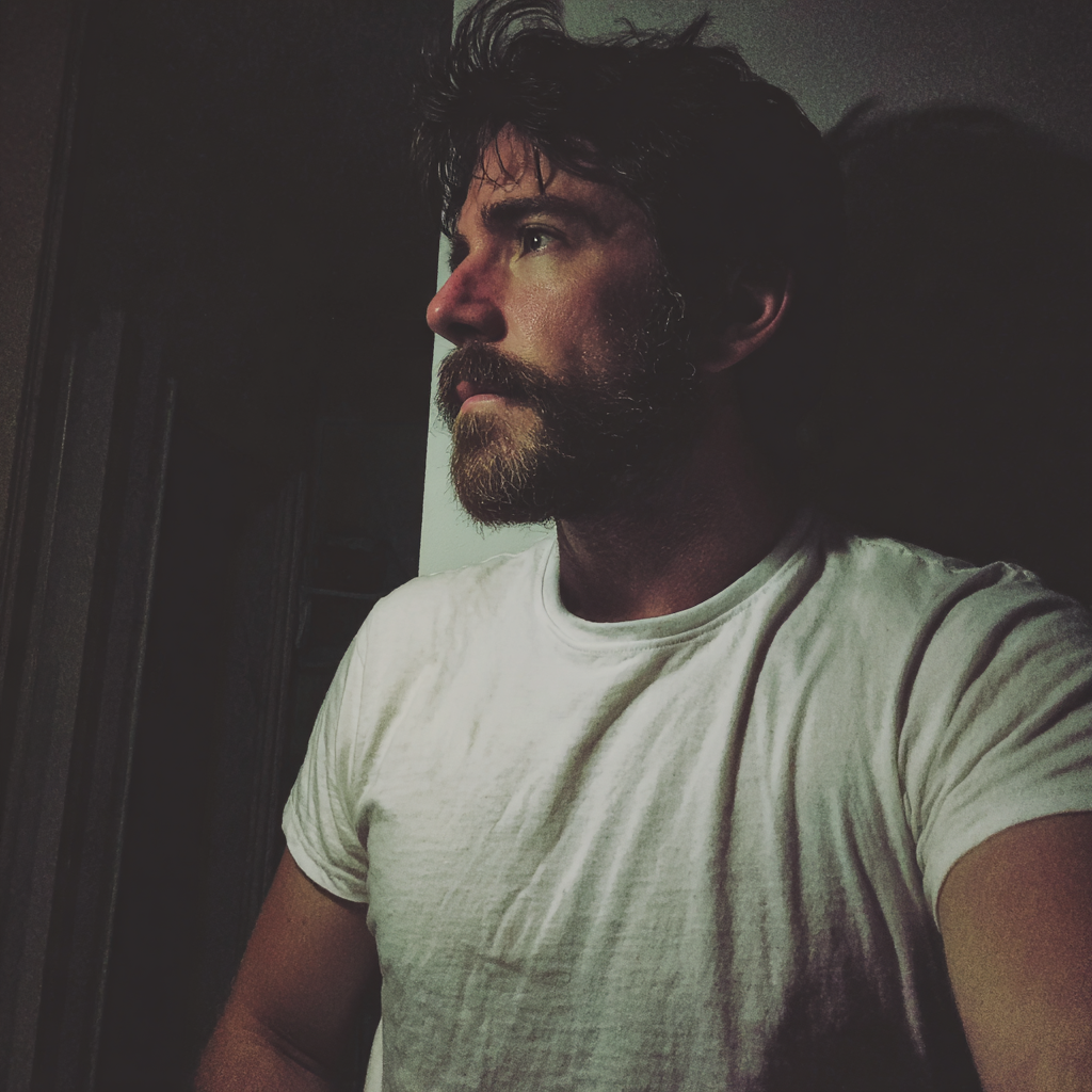 Ein Mann lehnt an einer Wand | Quelle: Midjourney