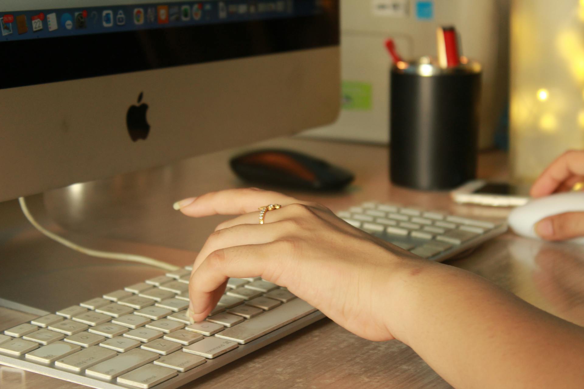 Eine Frau arbeitet an ihrem Computer | Quelle: Pexels