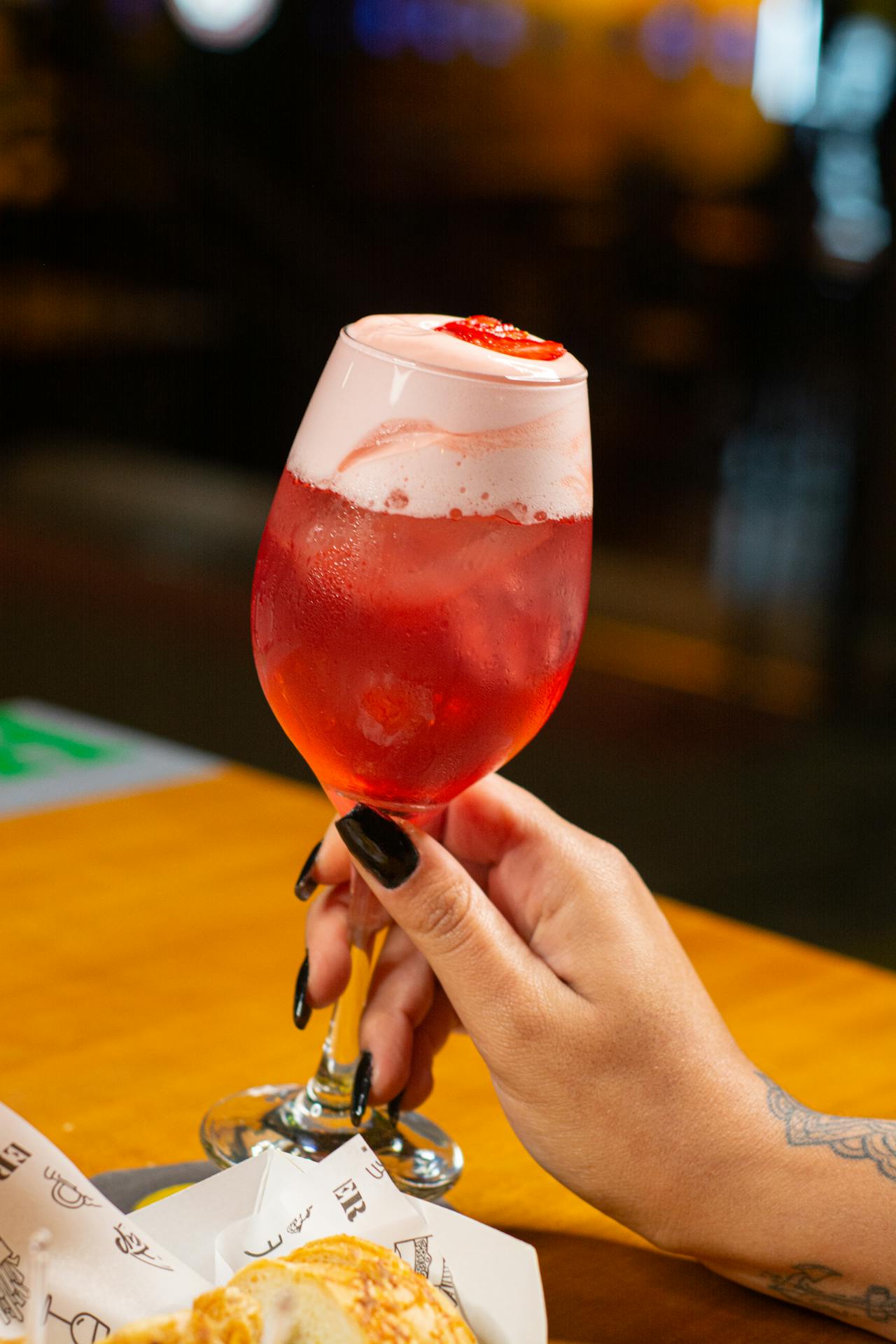 Eine Frau mit einem Glas Saft in der Hand | Quelle: Pexels