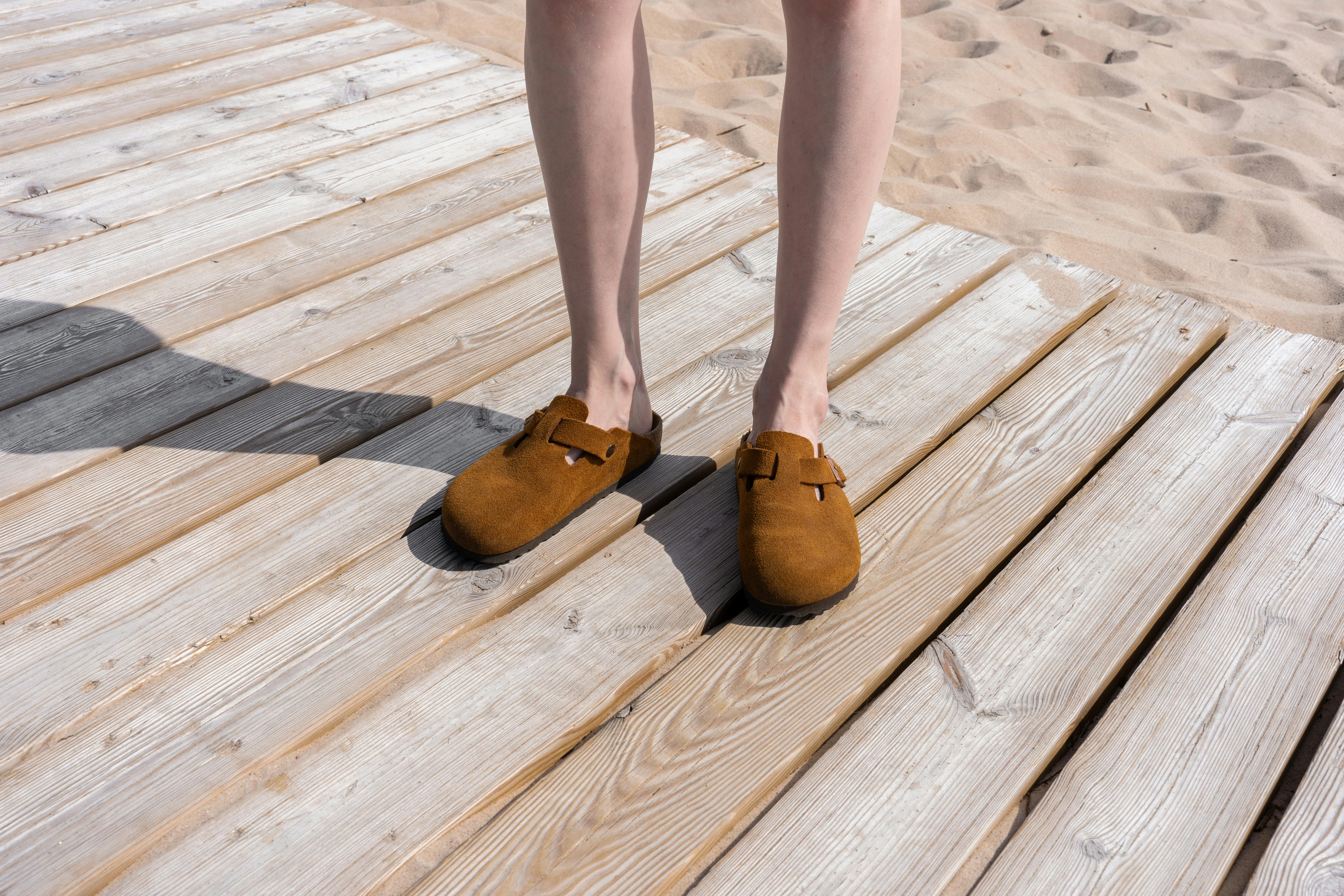 Ein Mann steht auf einer Holzveranda | Quelle: Pexels