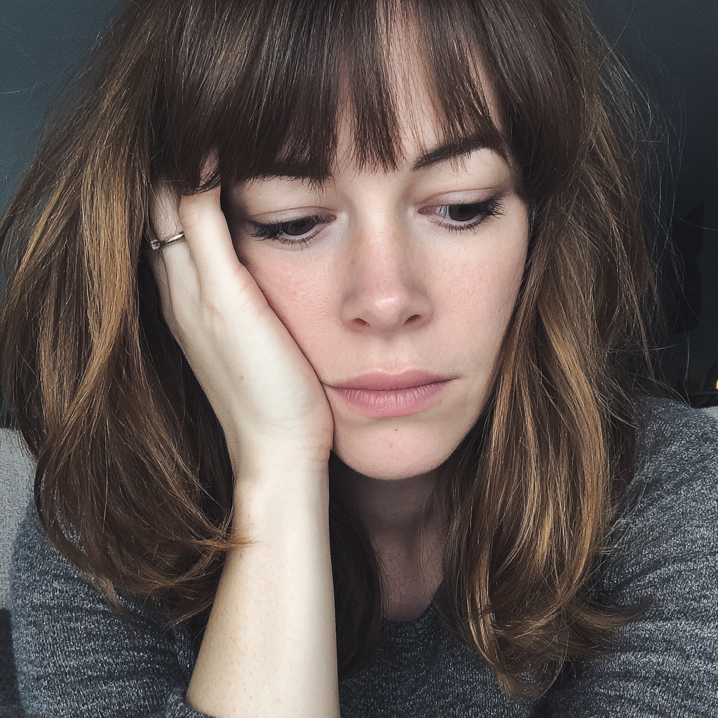 Eine Nahaufnahme einer erschöpften Frau | Quelle: Midjourney