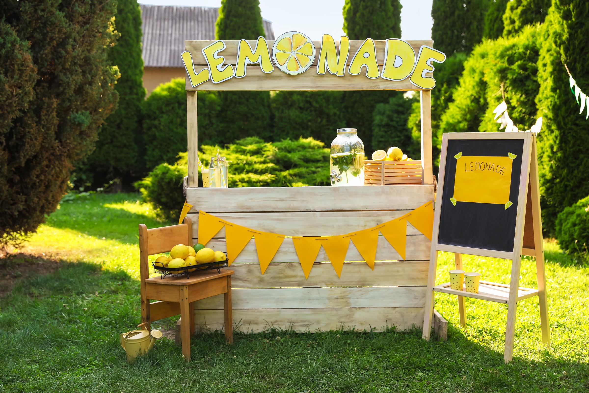 Ein Limonadenstand in einem Garten | Quelle: Shutterstock