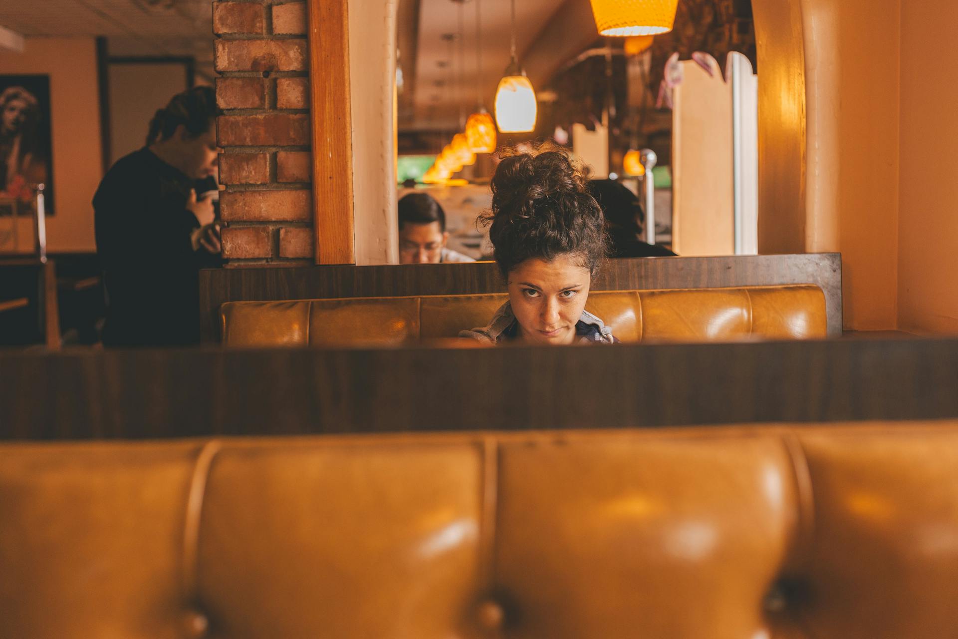 Eine Frau in einem Diner | Quelle: Pexels
