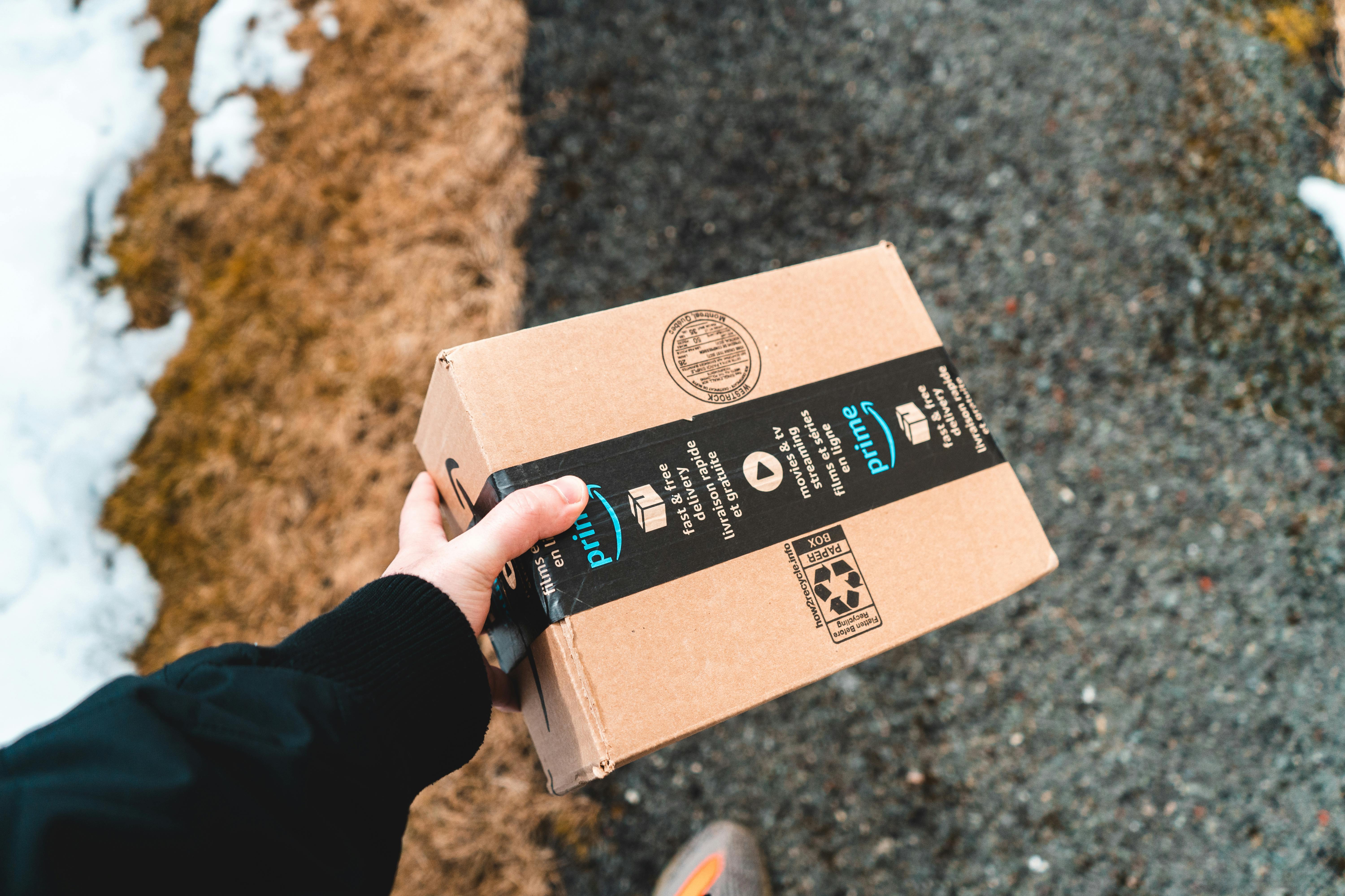 Eine Person, die ein Paket hält | Quelle: Pexels