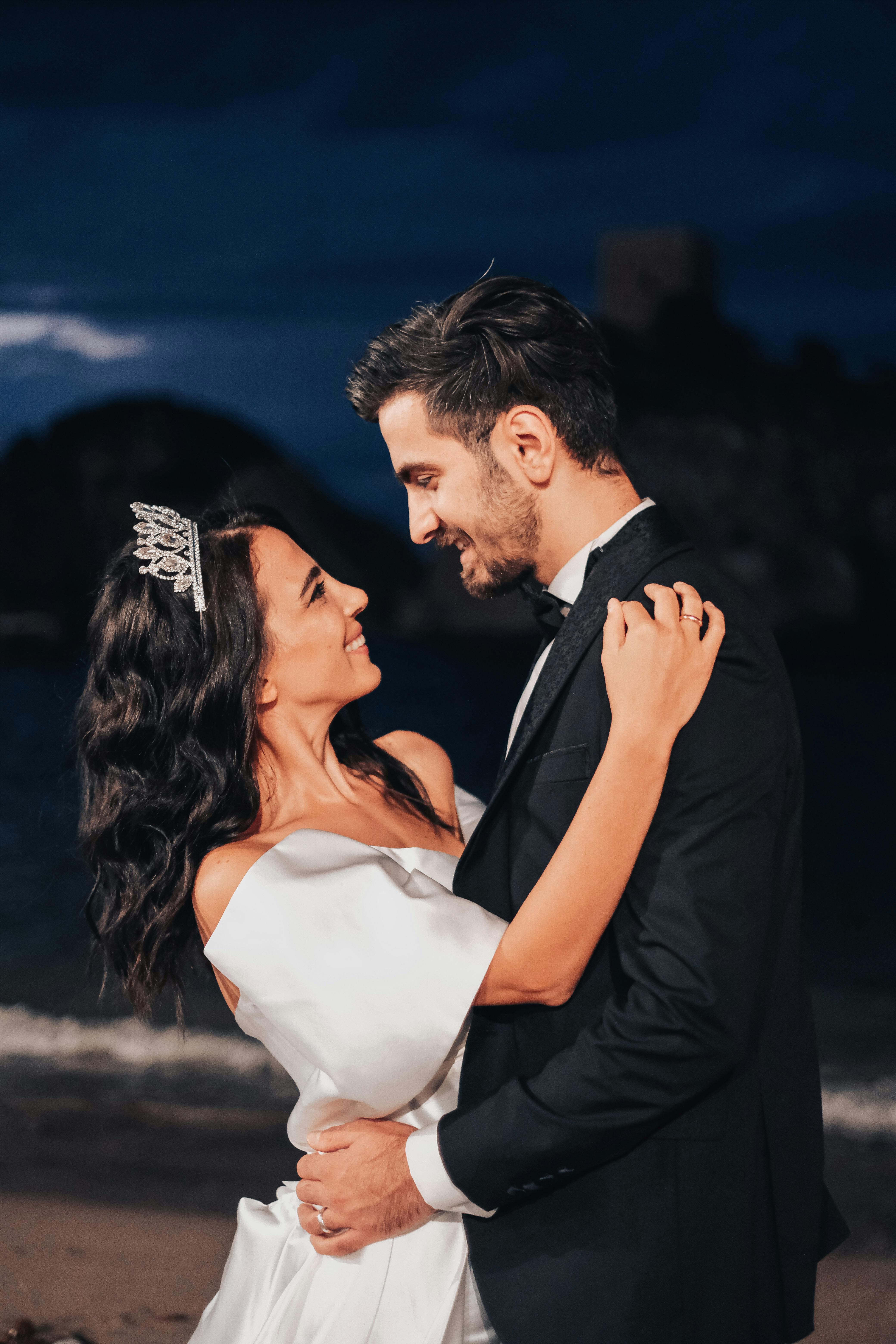 Ein glückliches Paar an seinem Hochzeitstag | Quelle: Pexels