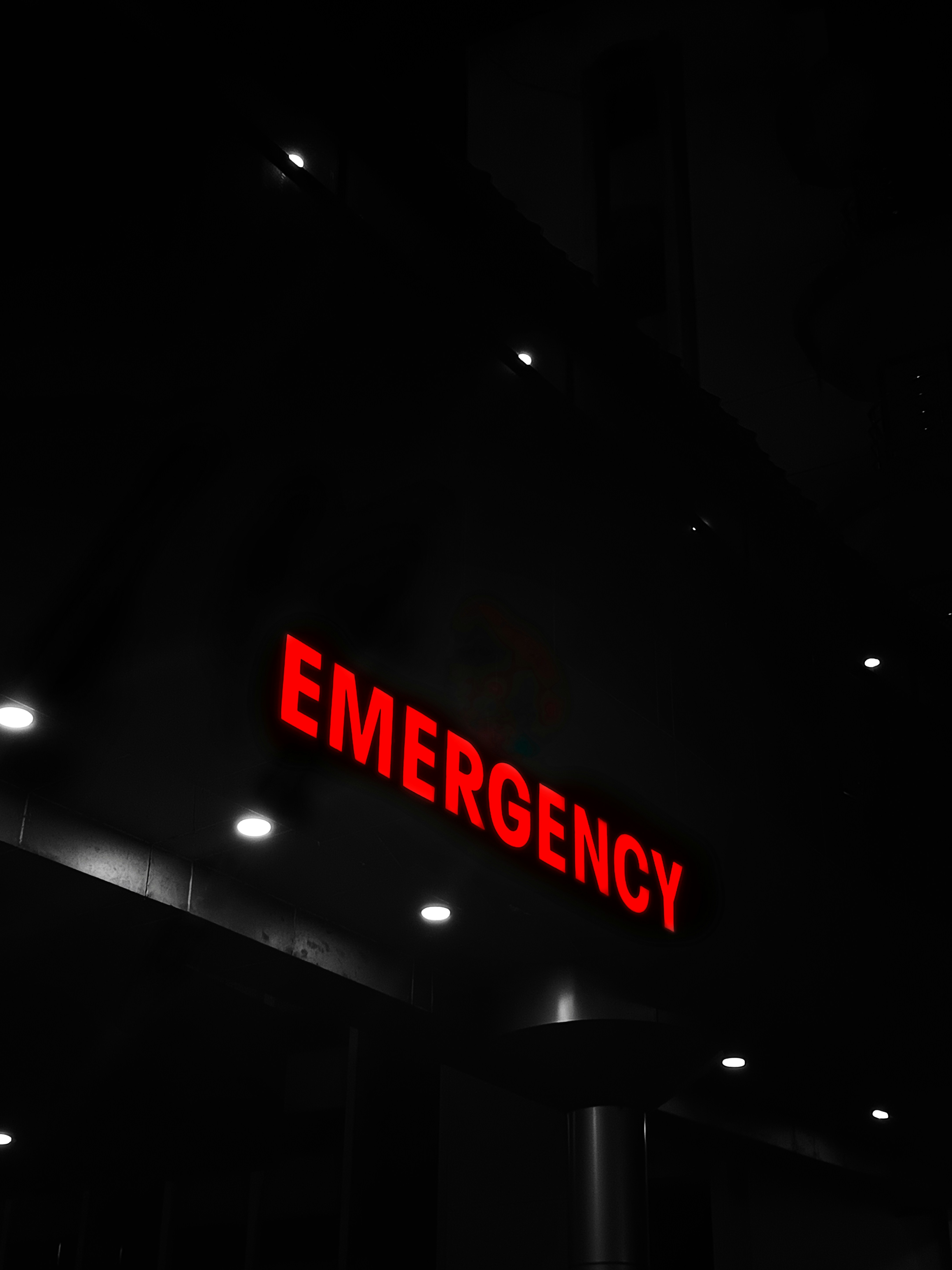 Das Notfalleingangsschild eines Krankenhauses | Quelle: Unsplash