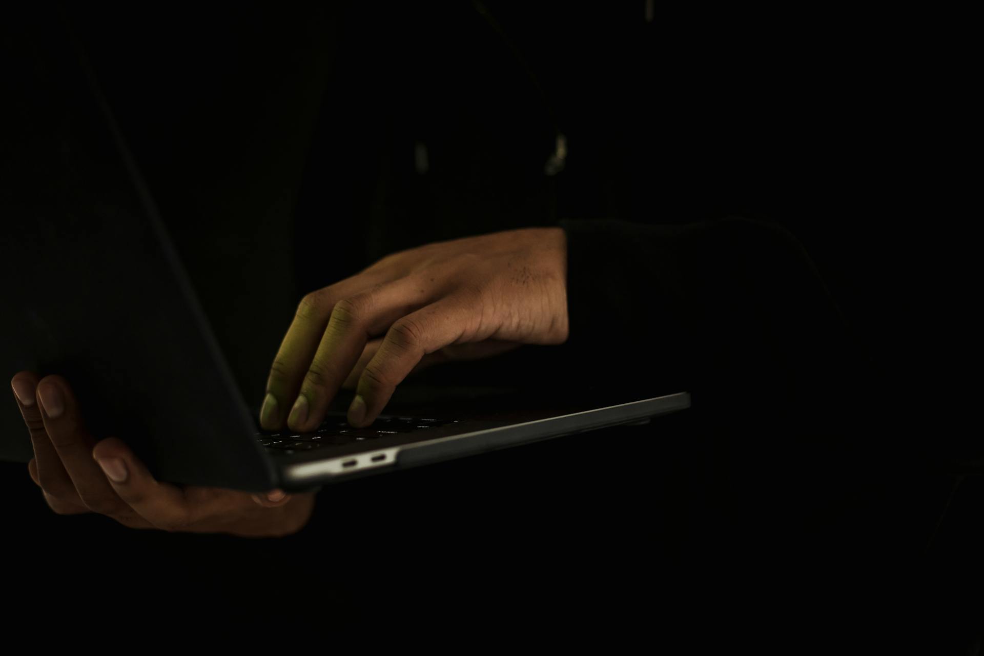 Ein Mann benutzt seinen Laptop | Quelle: Pexels