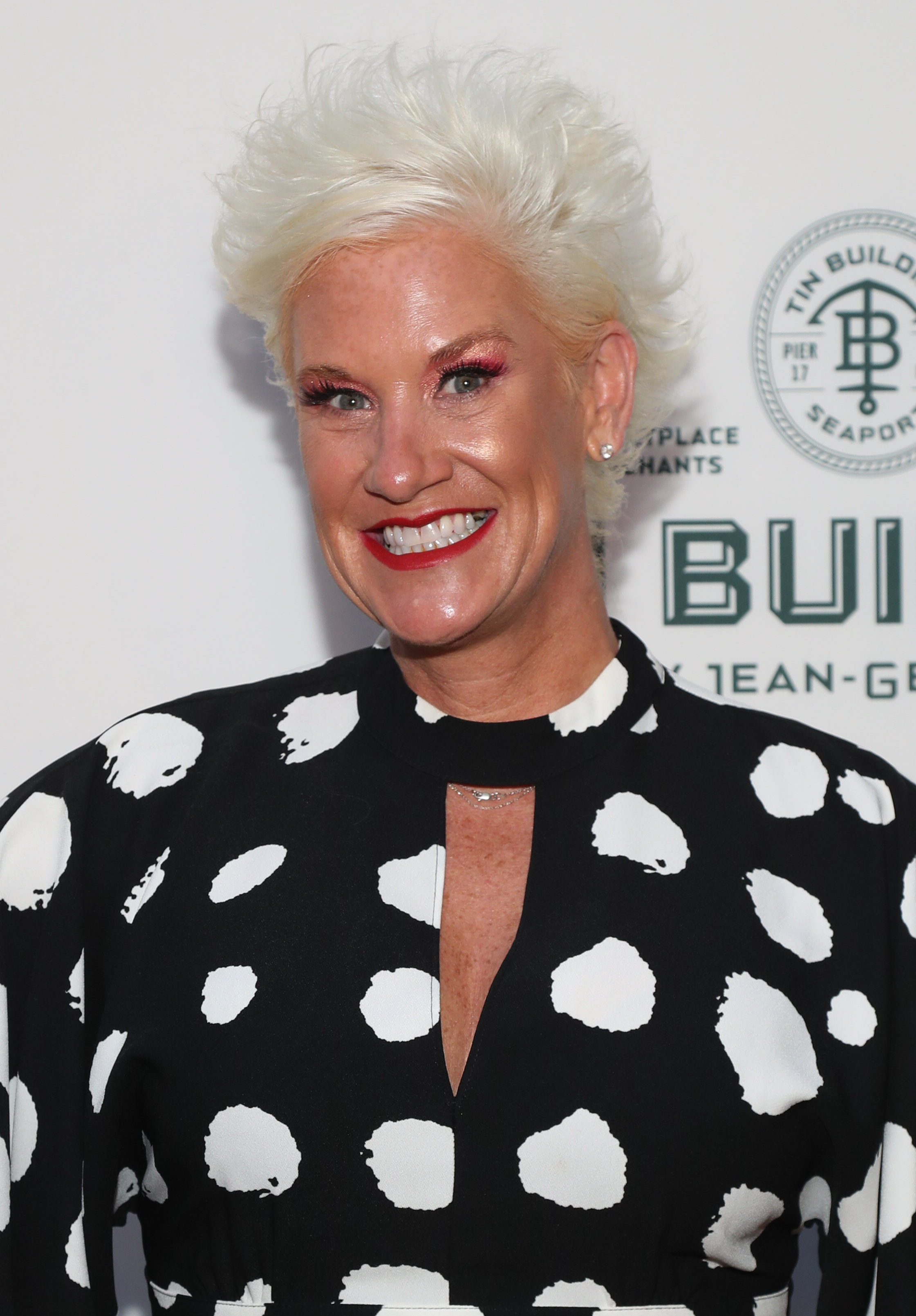 Anne Burrell besucht die große Eröffnung des The Tin Building by Jean-Georges in New York City am 28. September 2022 | Quelle: Getty Images