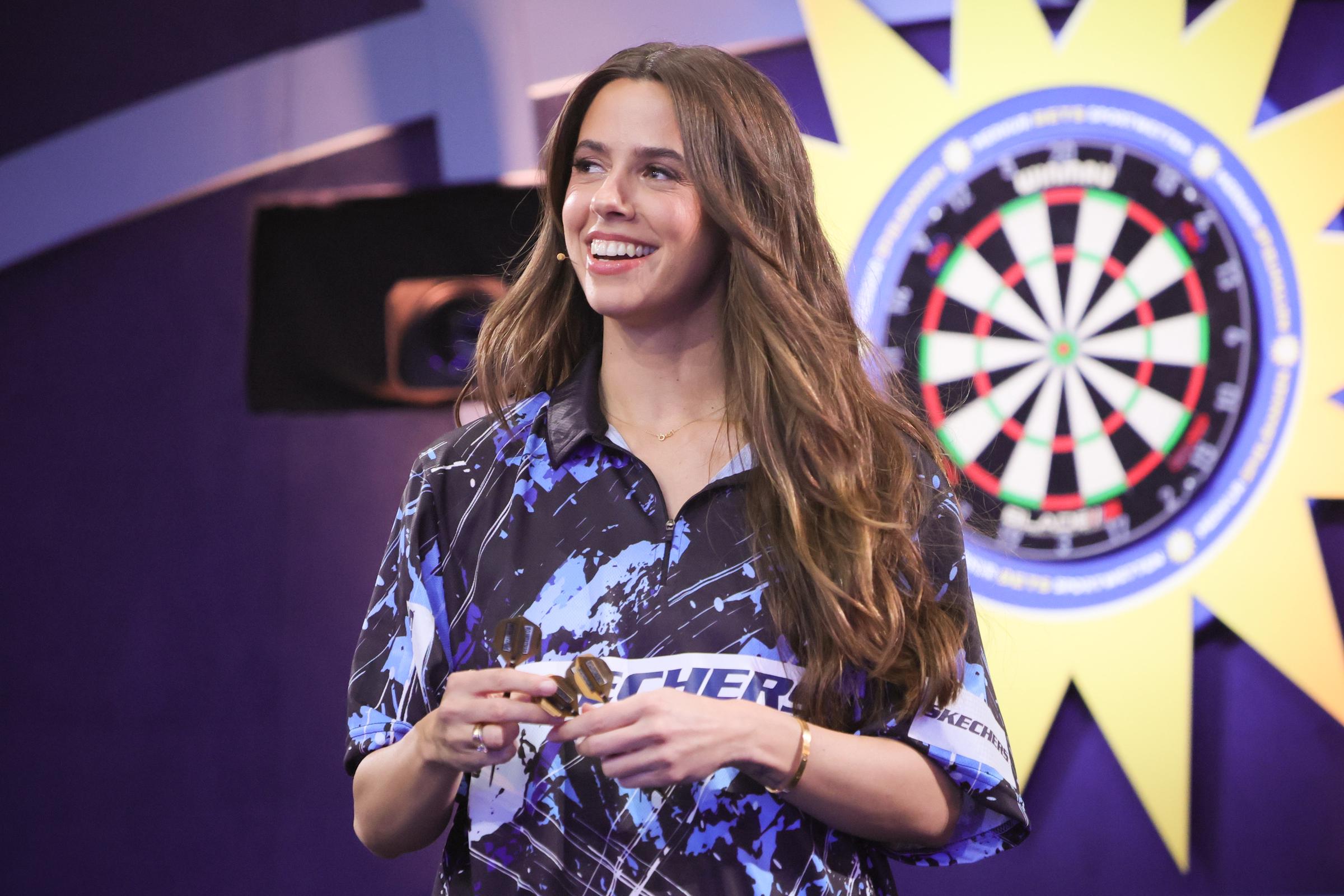 Vanessa Mai lächelt während der Promi Darts WM 2025 im Maritim Hotel am 5. Januar 2025 in Düsseldorf, Deutschland. | Quelle: Getty Images
