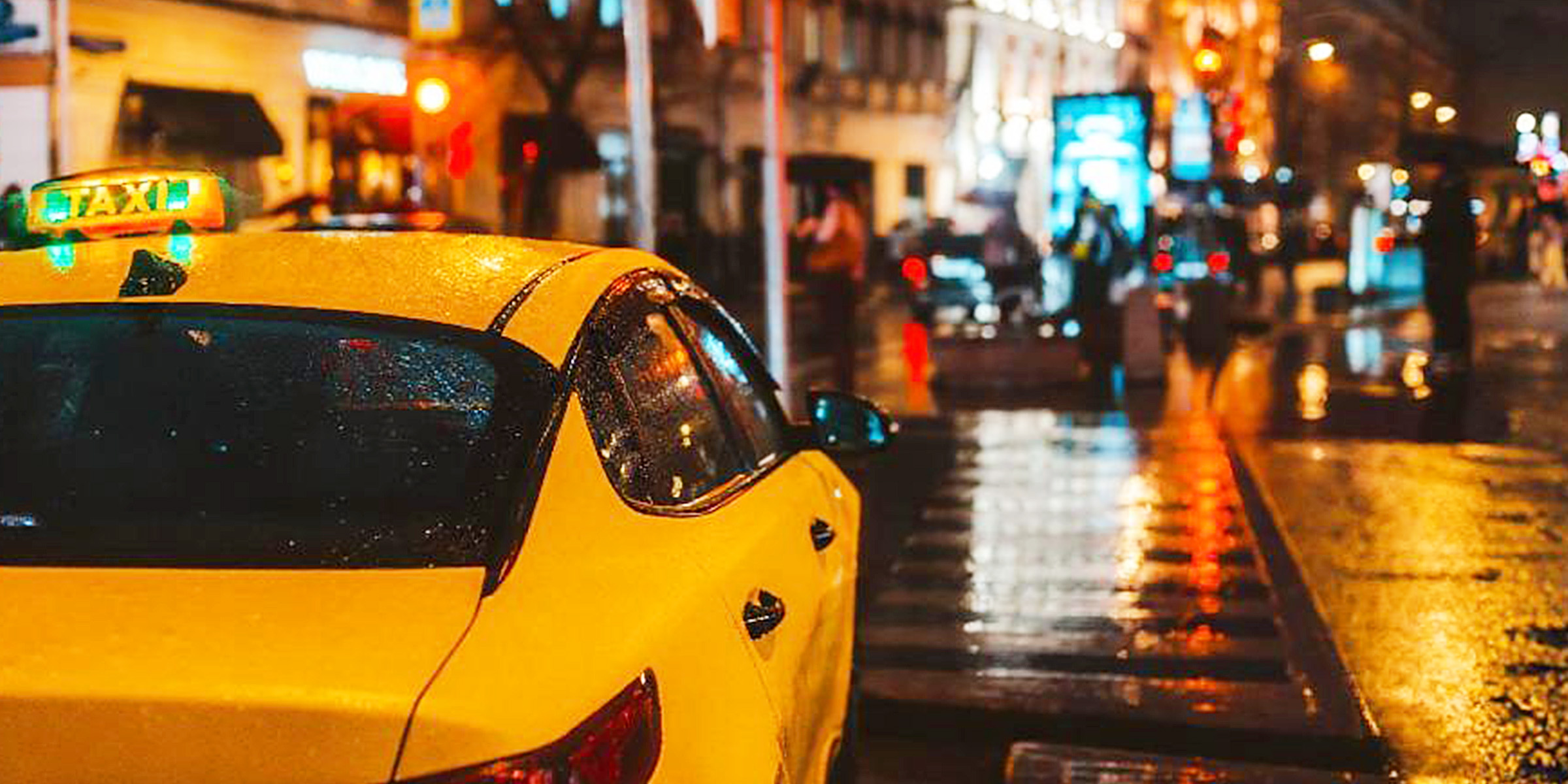 Ein Auto auf einer belebten Straße bei Nacht | Quelle: Freepik