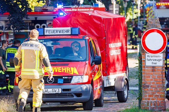 Feuerwehr und Polizei im Einsatz am LUP Klinikum in Ludwigslust nach einem Brand, 2. Juli 2026. | Quelle: Getty Images