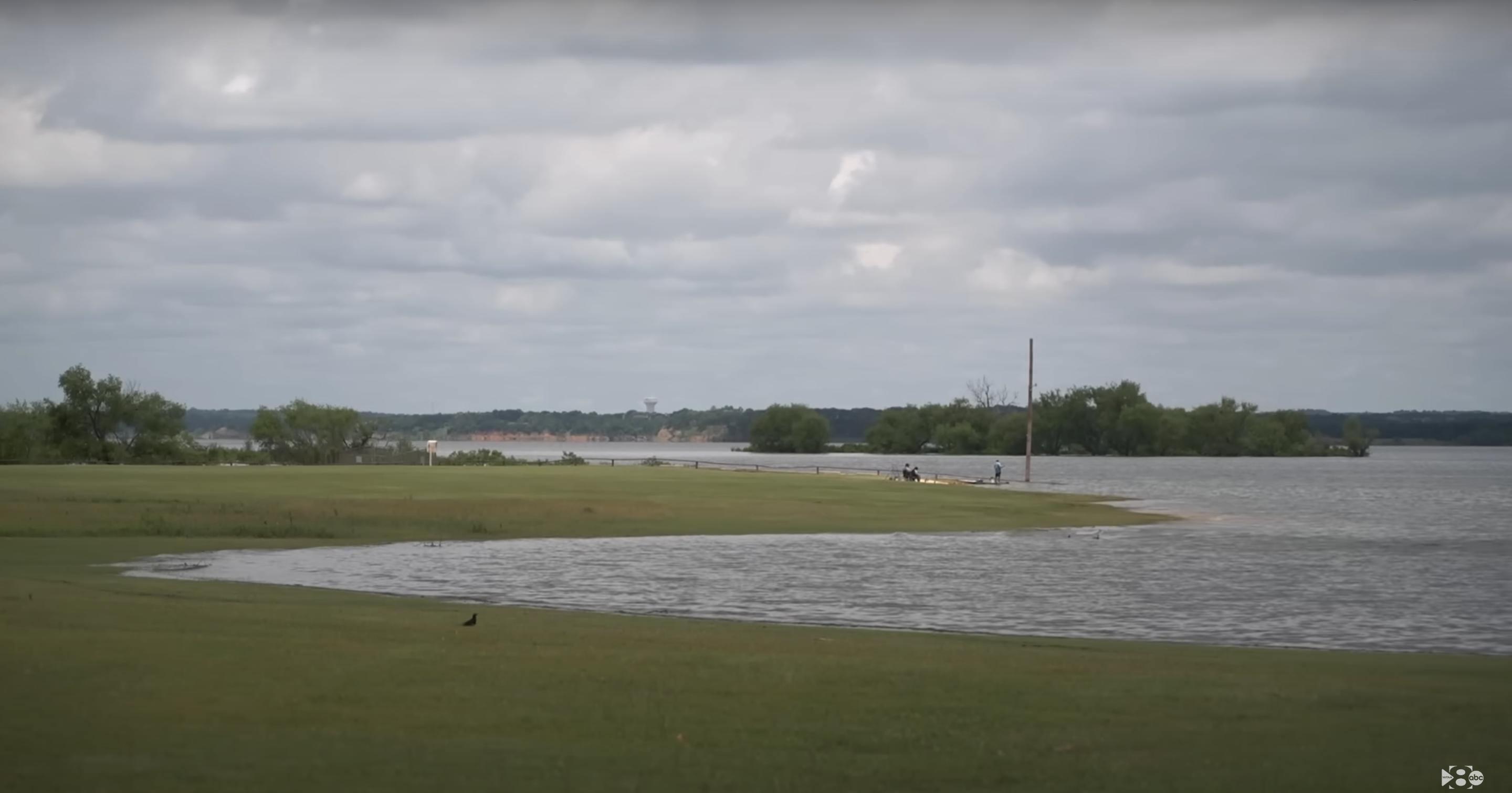 Lake Grapevine, wo die 18-jährige Ava Moore beim Kajakfahren am 25. Mai 2025 von einem Jetski tödlich getroffen wurde | Quelle: YouTube/WFAA8