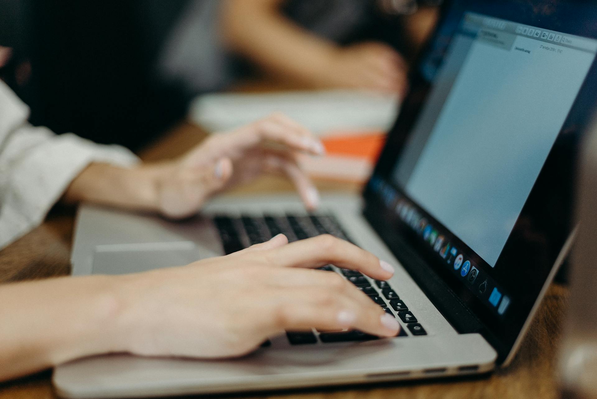 Eine Frau benutzt ihren Laptop | Quelle: Pexels