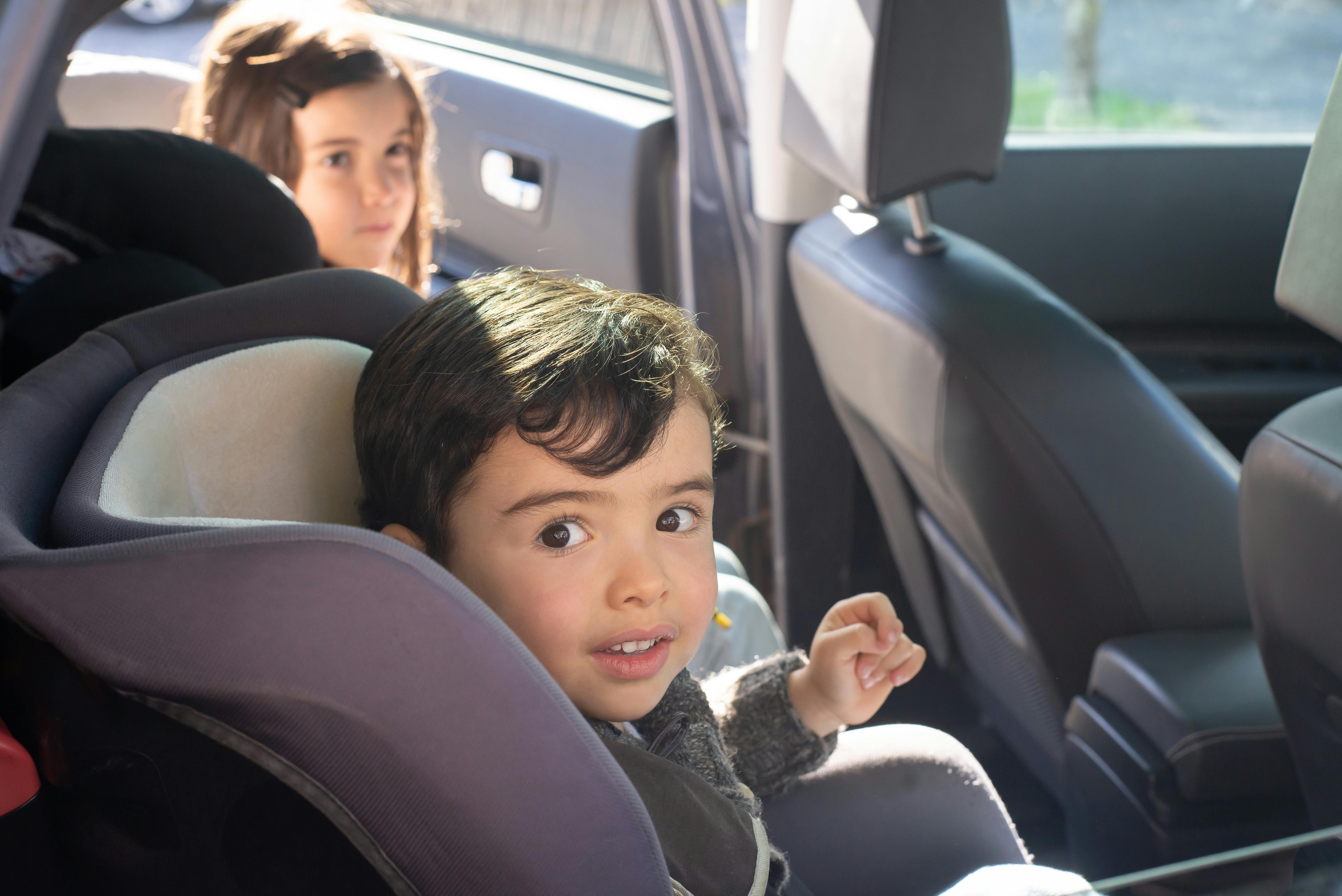 Kinder, die in ein Auto steigen | Quelle: Pexels