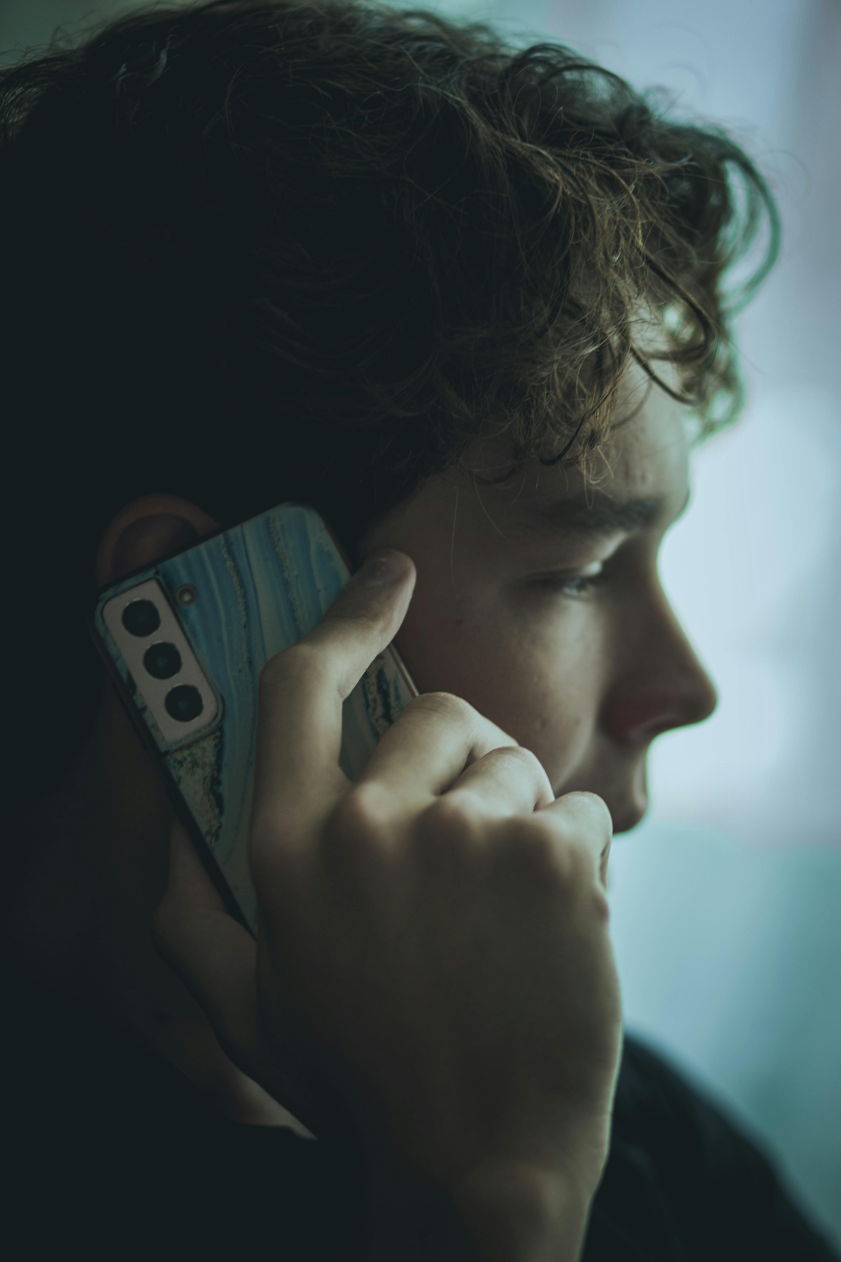 Ein unglücklicher Mann bei einem Anruf | Quelle: Pexels