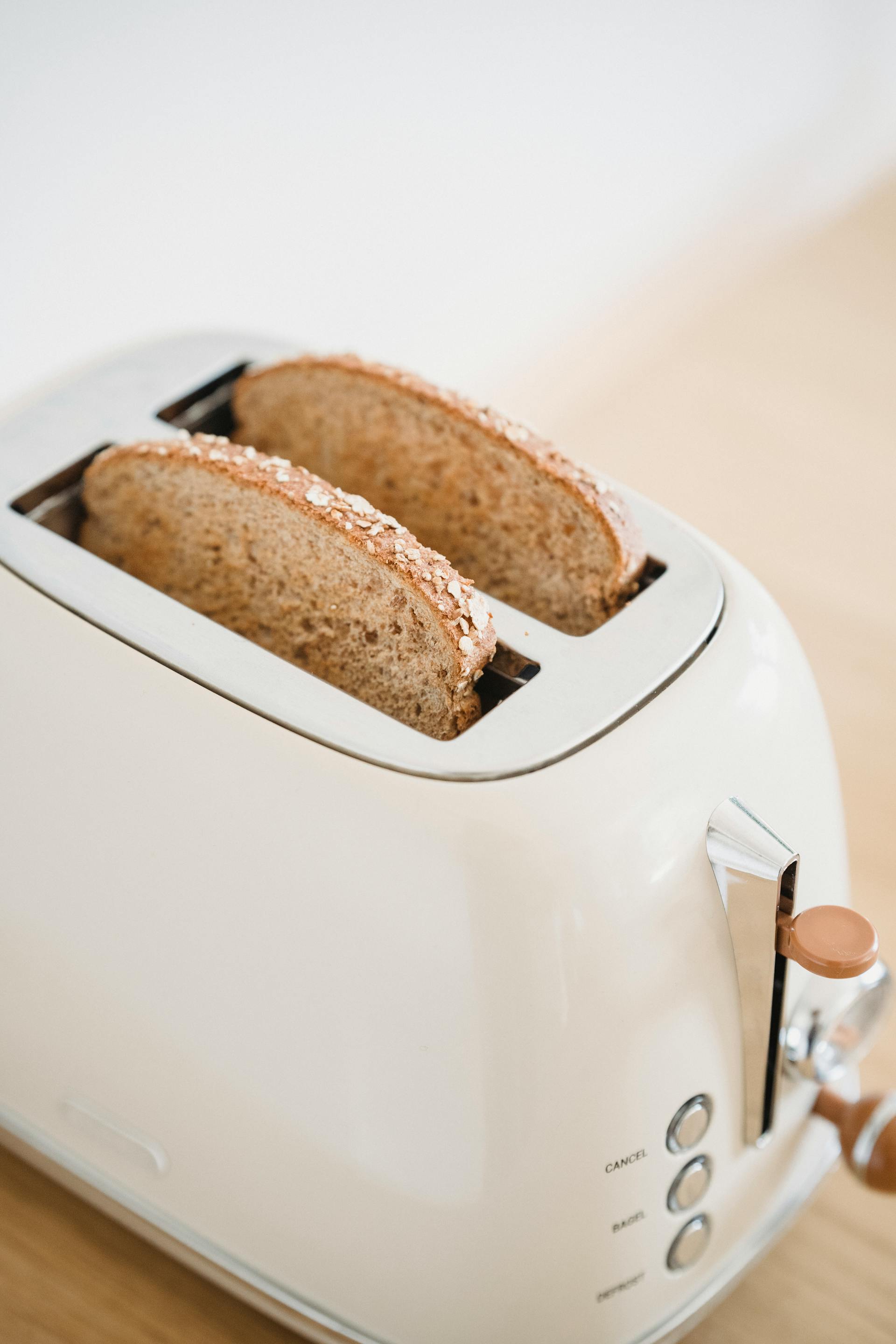 Eine Nahaufnahme von Brotscheiben in einem Toaster | Quelle: Pexels