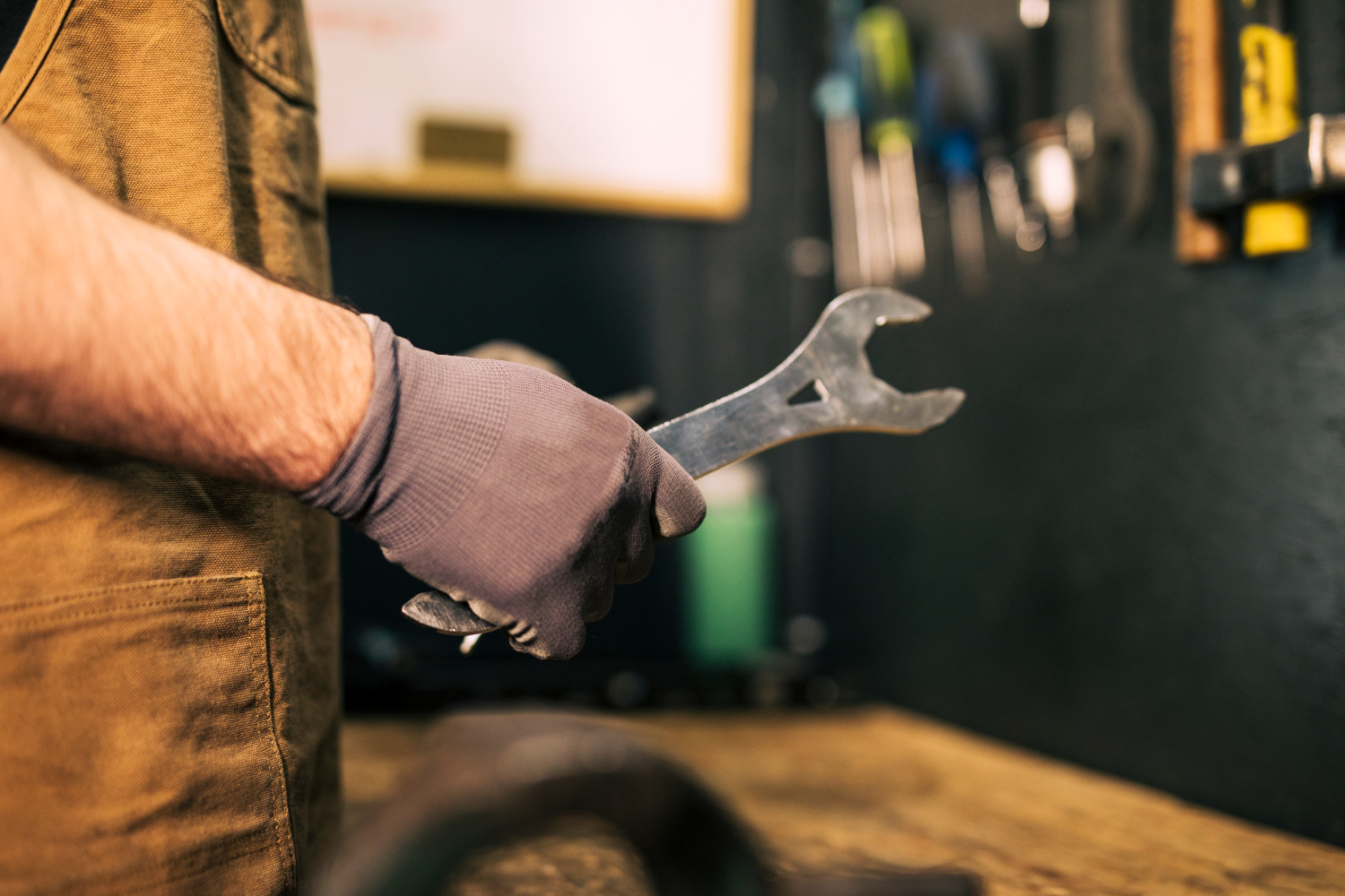 Ein Mann hält einen Schraubenschlüssel | Quelle: Freepik