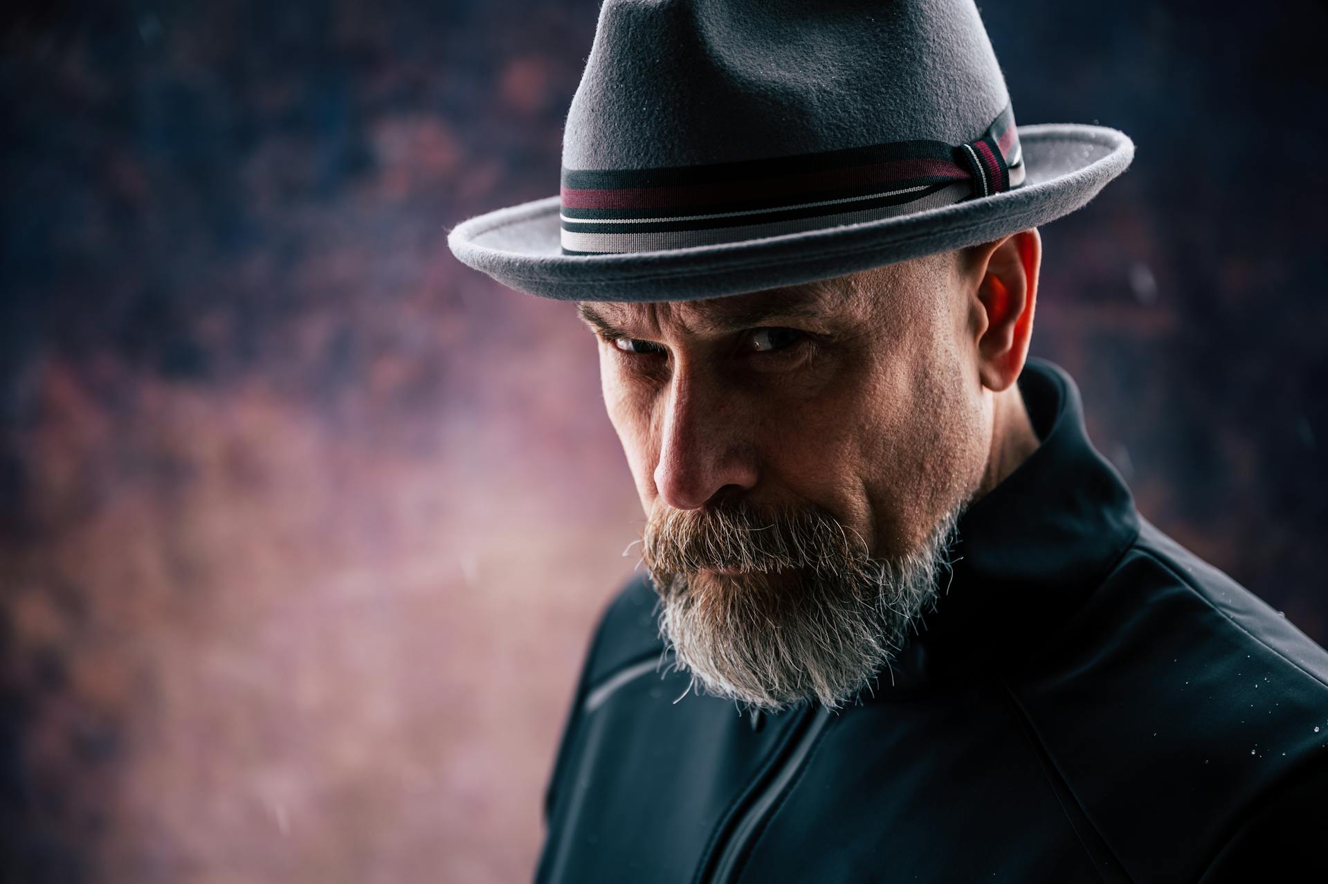 Ein Mann, der jemanden mit einem grimmigen Blick ansieht | Quelle: Pexels