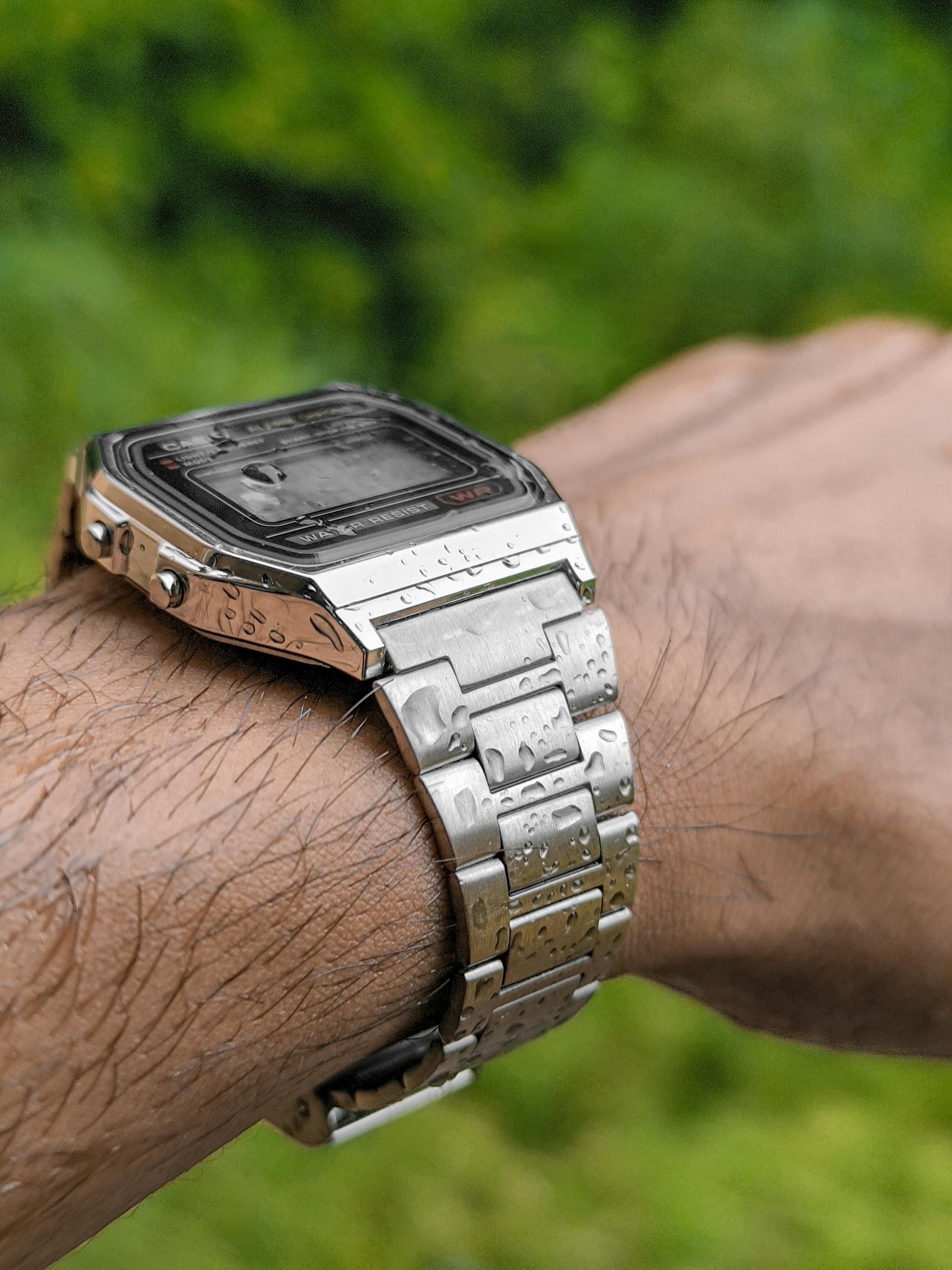 Eine Uhr am Handgelenk eines Mannes | Quelle: Pexels