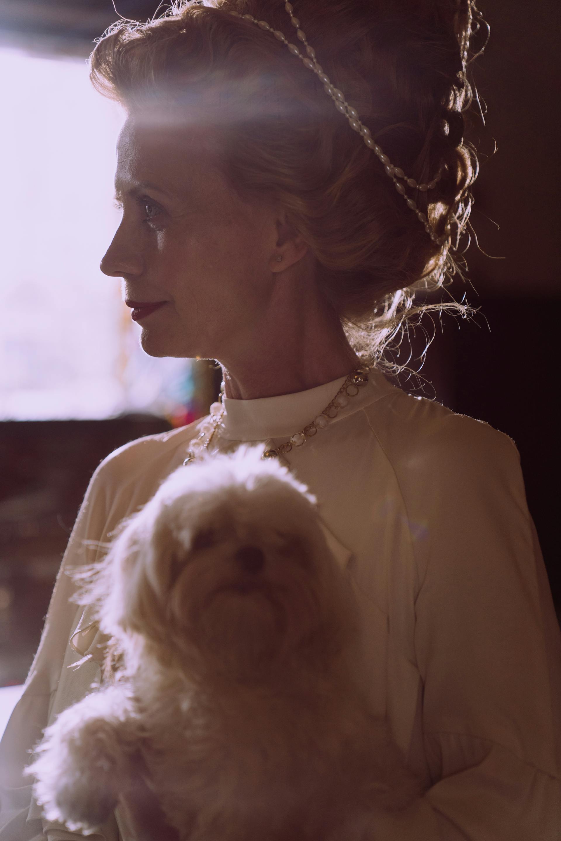 Eine Frau mittleren Alters hält einen Hund | Quelle: Pexels