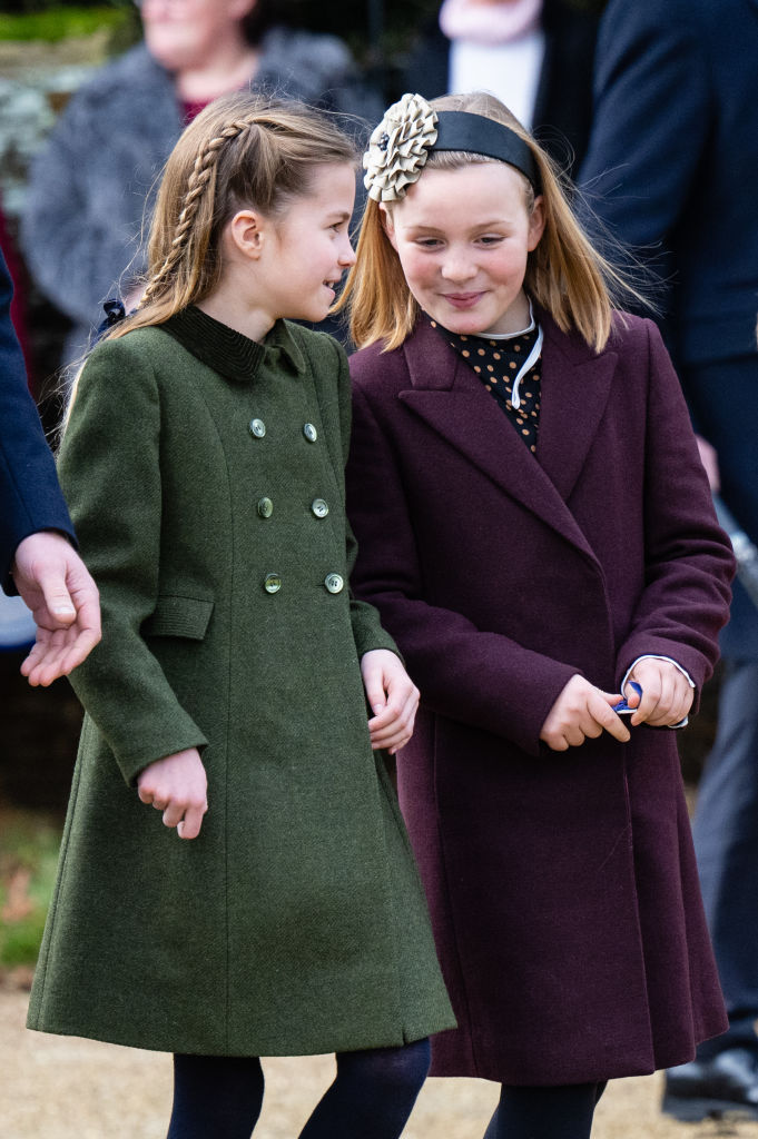 Prinzessin Charlotte von Wales und Mia Tindall besuchen den Weihnachtsgottesdienst in der Sandringham Church am 25. Dezember 2023 in Sandringham | Quelle: Getty Images
