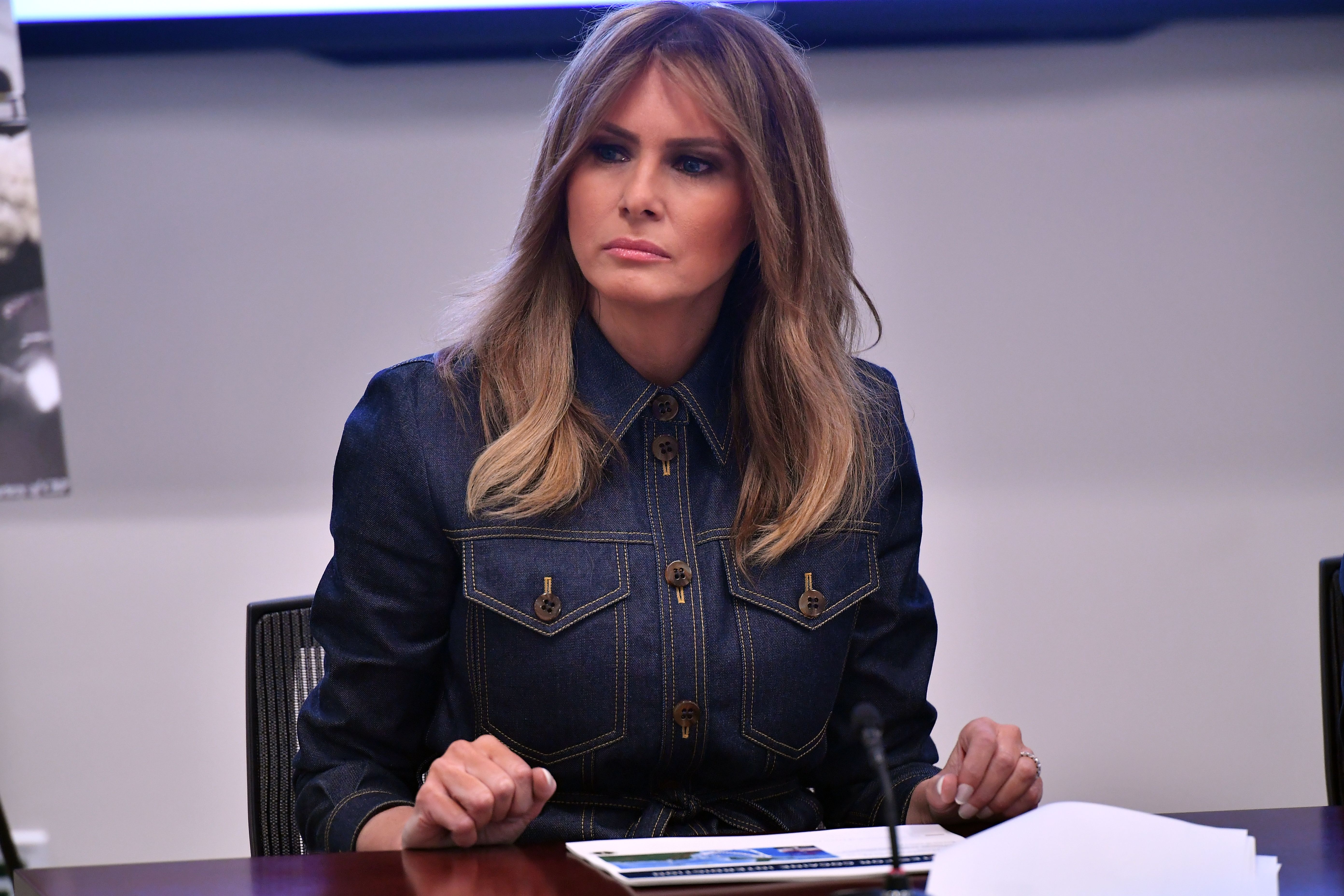 Dieses Bild aus dem Jahr 2019 zeigt Trumps Gesicht bei natürlichem Licht ganz deutlich. Experten verglichen später Fotos aus dieser Zeit mit früheren Aufnahmen, um das Gesichtsvolumen, die Hautstruktur und altersbedingte Veränderungen zu diskutieren. | Quelle: Getty Images
