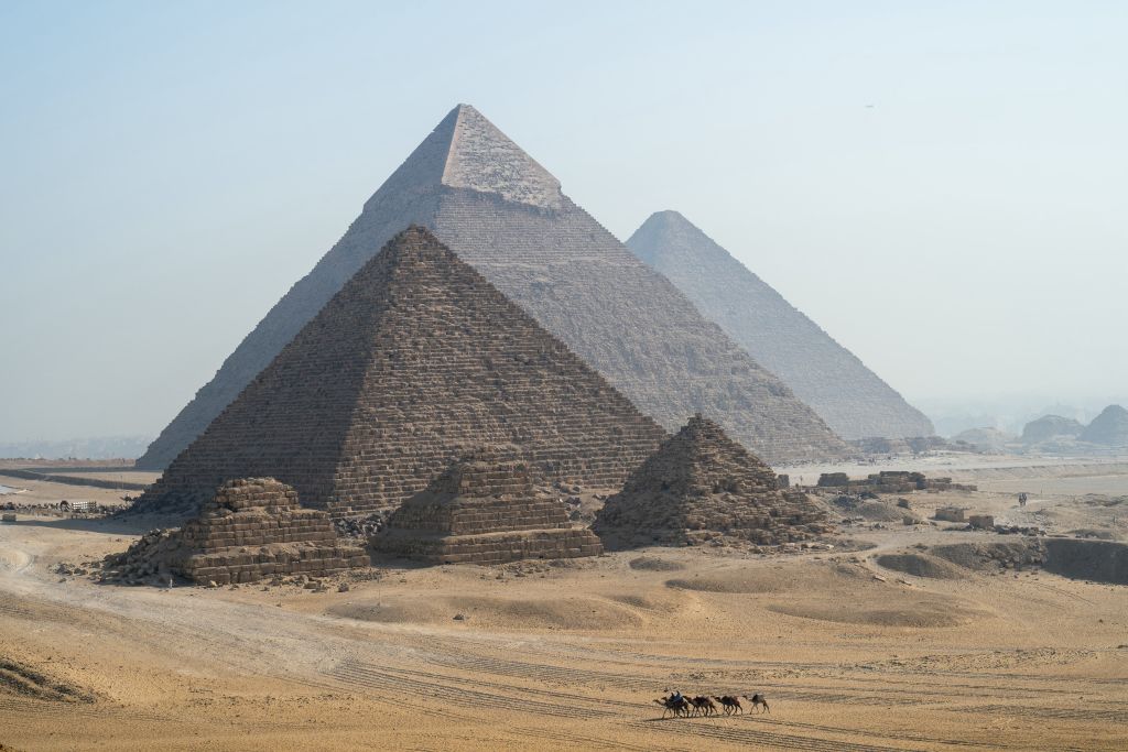 Fremdenführer mit ihren Kamelen suchen am 3. Mai 2024 bei der Nekropole der Pyramiden von Gizeh am Rande von Gizeh nach Touristen. | Quelle: Getty Images