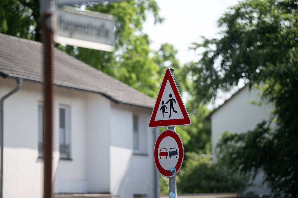 27. Mai 2026, Nordrhein-Westfalen, Dinslaken: Auf dem Straßenschild steht „Hagenstraße“, im Hintergrund ist das Verkehrszeichen für „spielende Kinder“ zu sehen. Zwei Kinder sind nach einem schweren Unfall in der Nähe einer Schule in Dinslaken ums Leben gekommen. | Quelle: Getty Images
