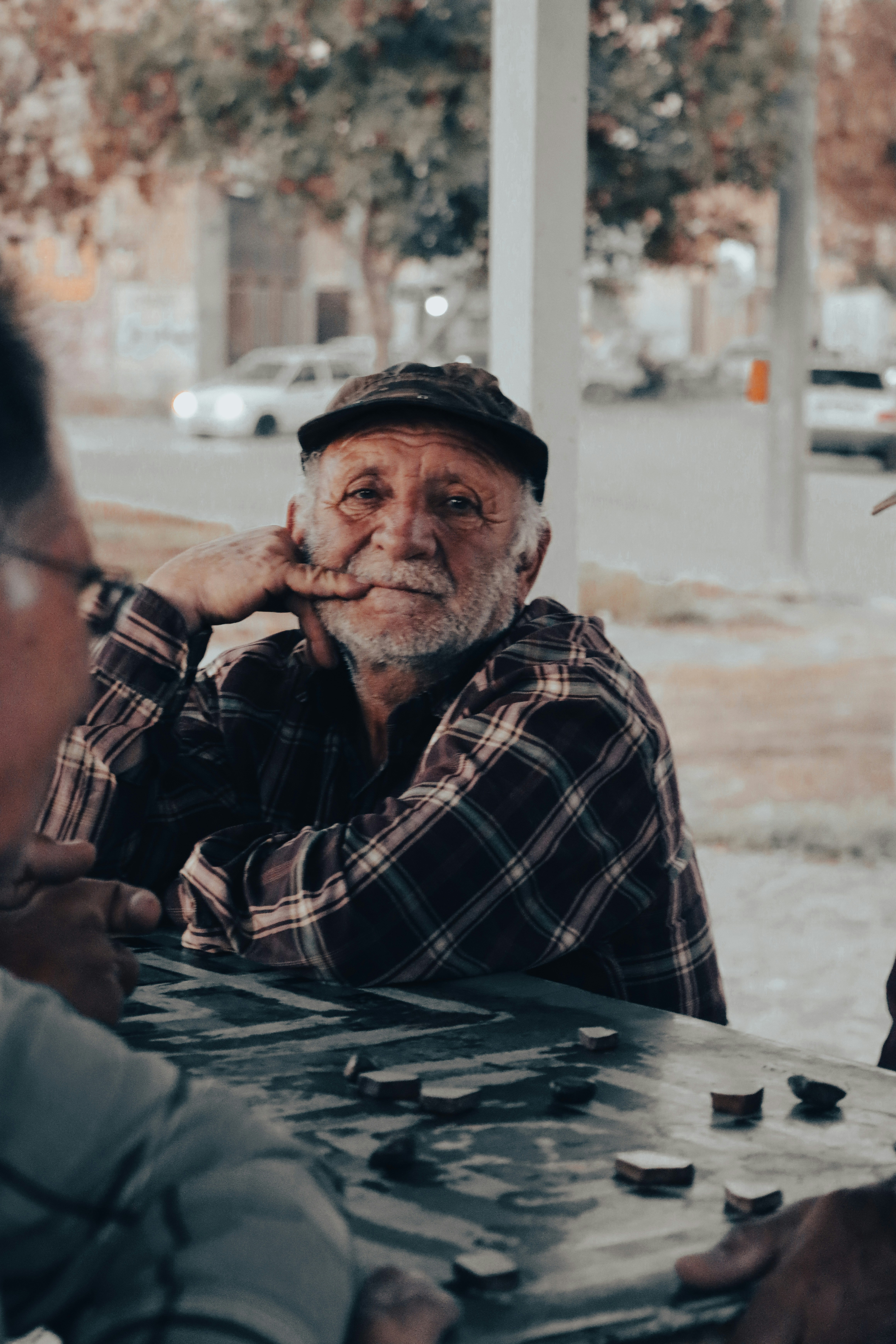 Älterer Mann, der an einem Tisch sitzt | Quelle: Unsplash