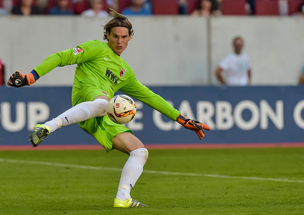 Torwart Alexander Manninger (AUGSBURG) in Aktion waehrend dem Fussball Bundesliga Spiel 1. FC Augsburg gegen FC Ingolstadt 04 am 3. Spieltag der Saison 2015/2016 in der WWK Arena am 29. August 2015 in Augsburg | Quelle: Getty Images