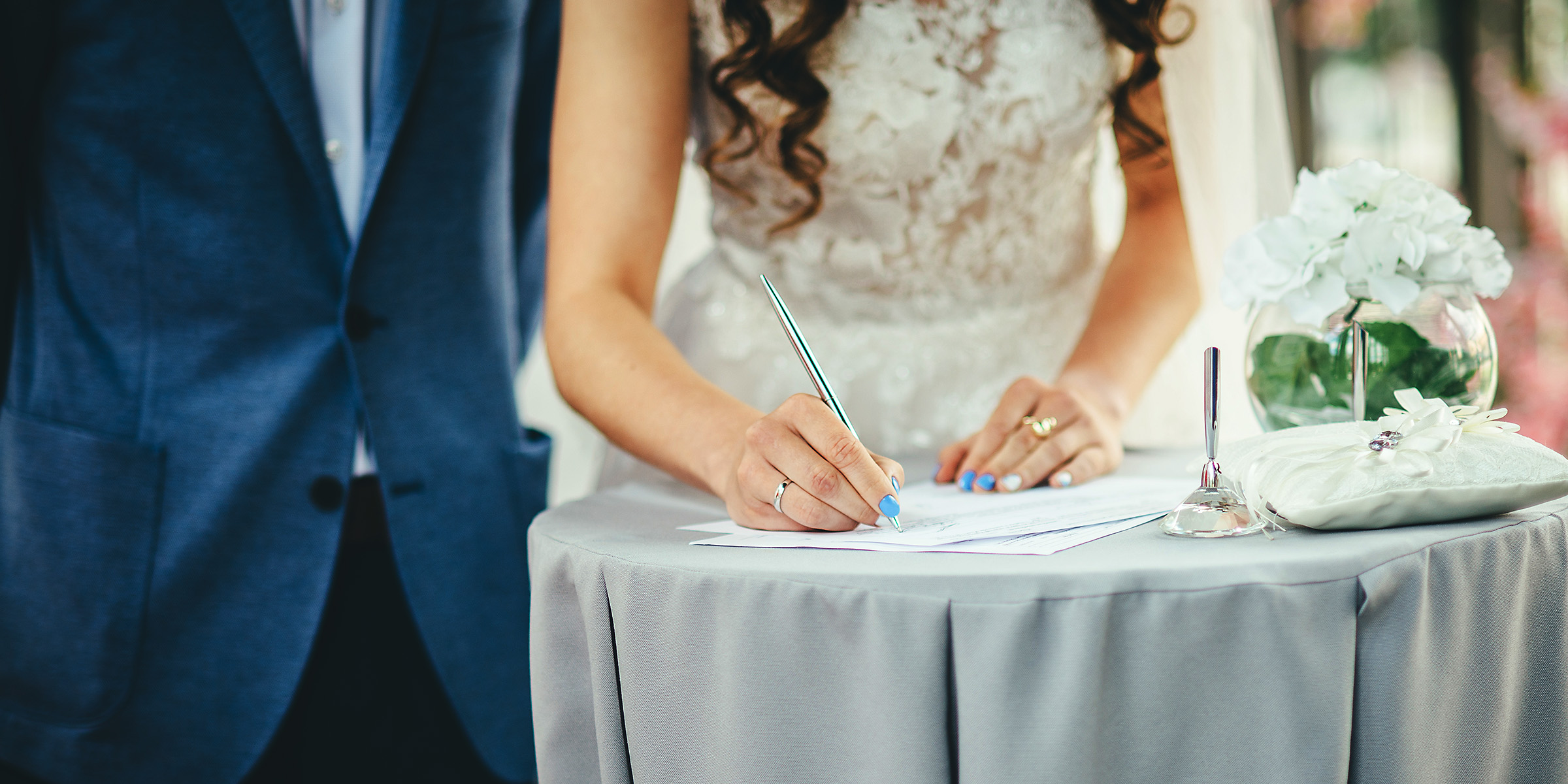 Ein Paar an seinem Hochzeitstag | Quelle: Shutterstock
