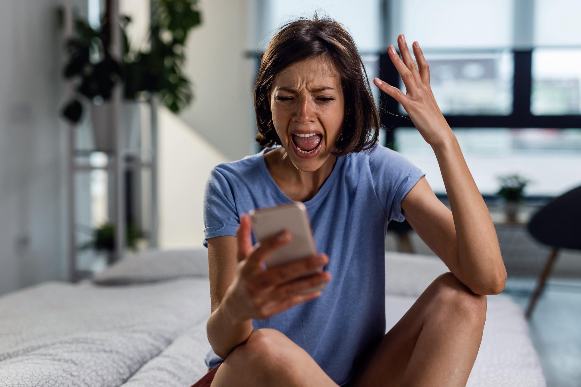 Eine wütende Frau, die ihr Telefon benutzt | Quelle: Freepik