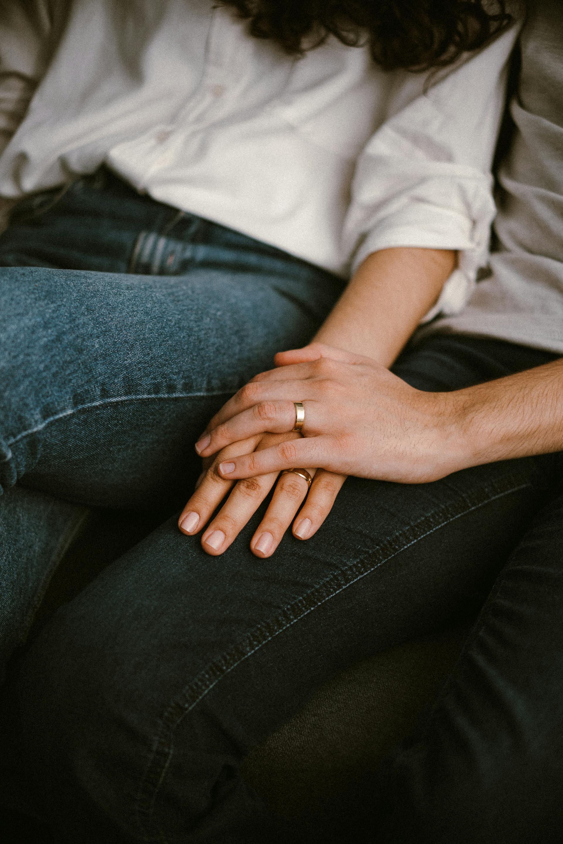 Ein Mann hält die Hand seiner Frau, um sie zu stützen | Quelle: Pexels