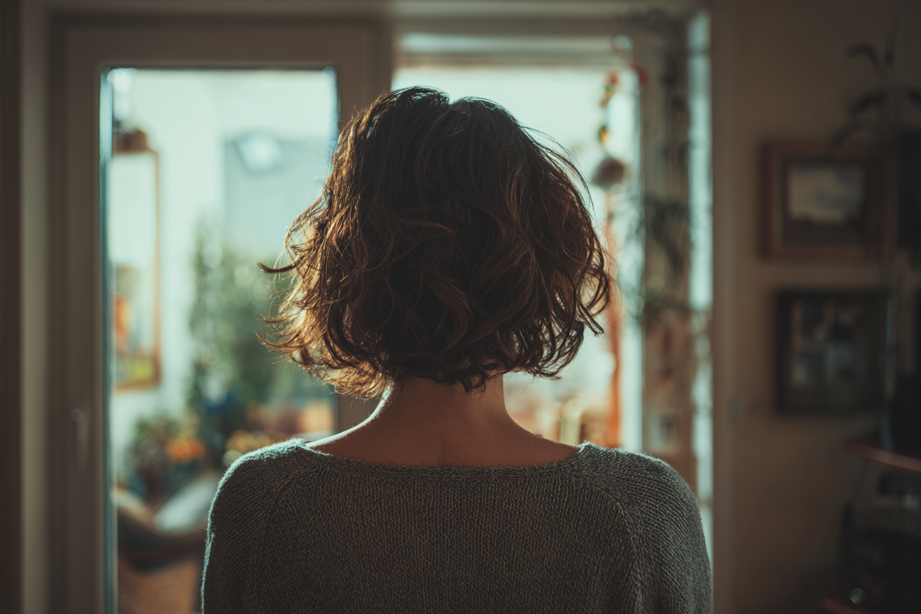 Eine Frau, die in ihrem Haus steht | Quelle: Midjourney