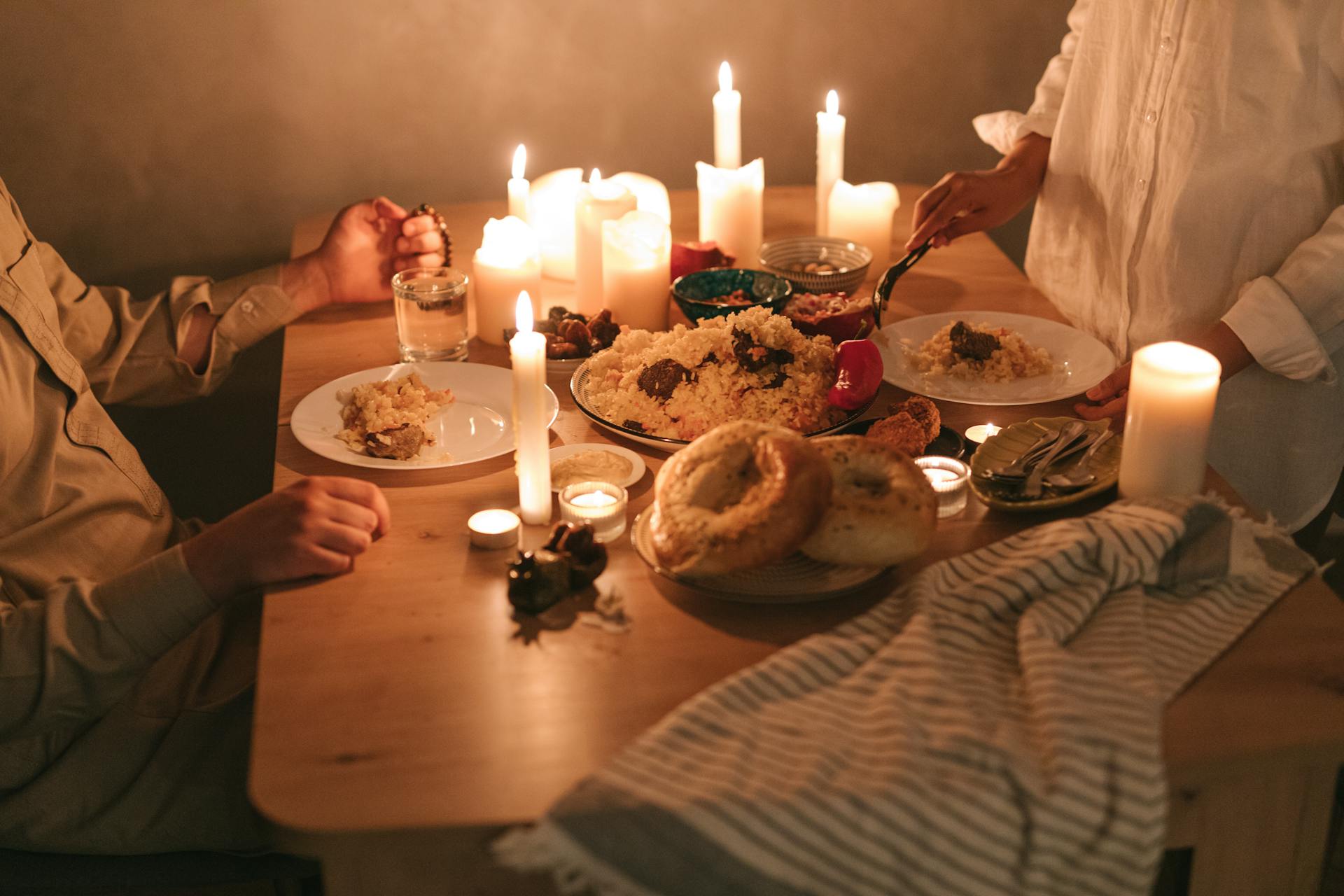 Ein Paar beim Abendessen | Quelle: Pexels