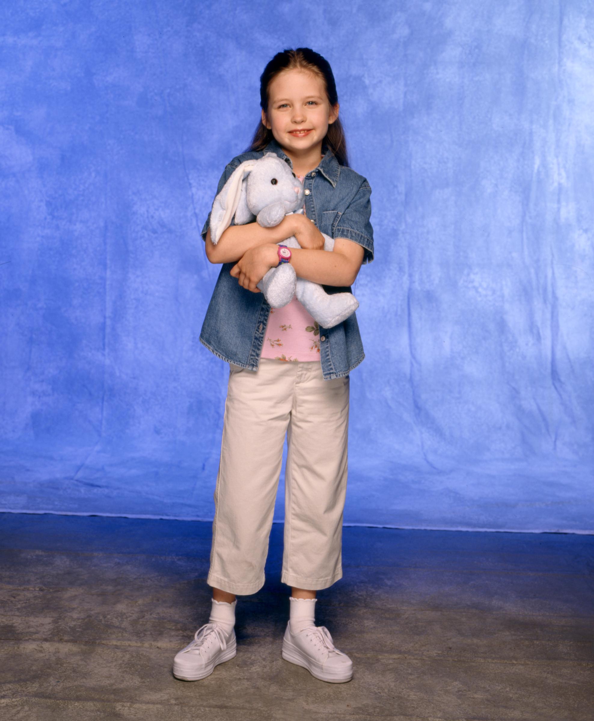 Daveigh Chase posiert mit einem Plüschhasen, während sie die Rolle der Anna in dem Fernsehfilm „From Where I Sit“ spielt – eines von mehreren Projekten, in denen sie mitwirkte, bevor sie sich 2016 aus dem Schauspielgeschäft zurückzog. | Quelle: Getty Images