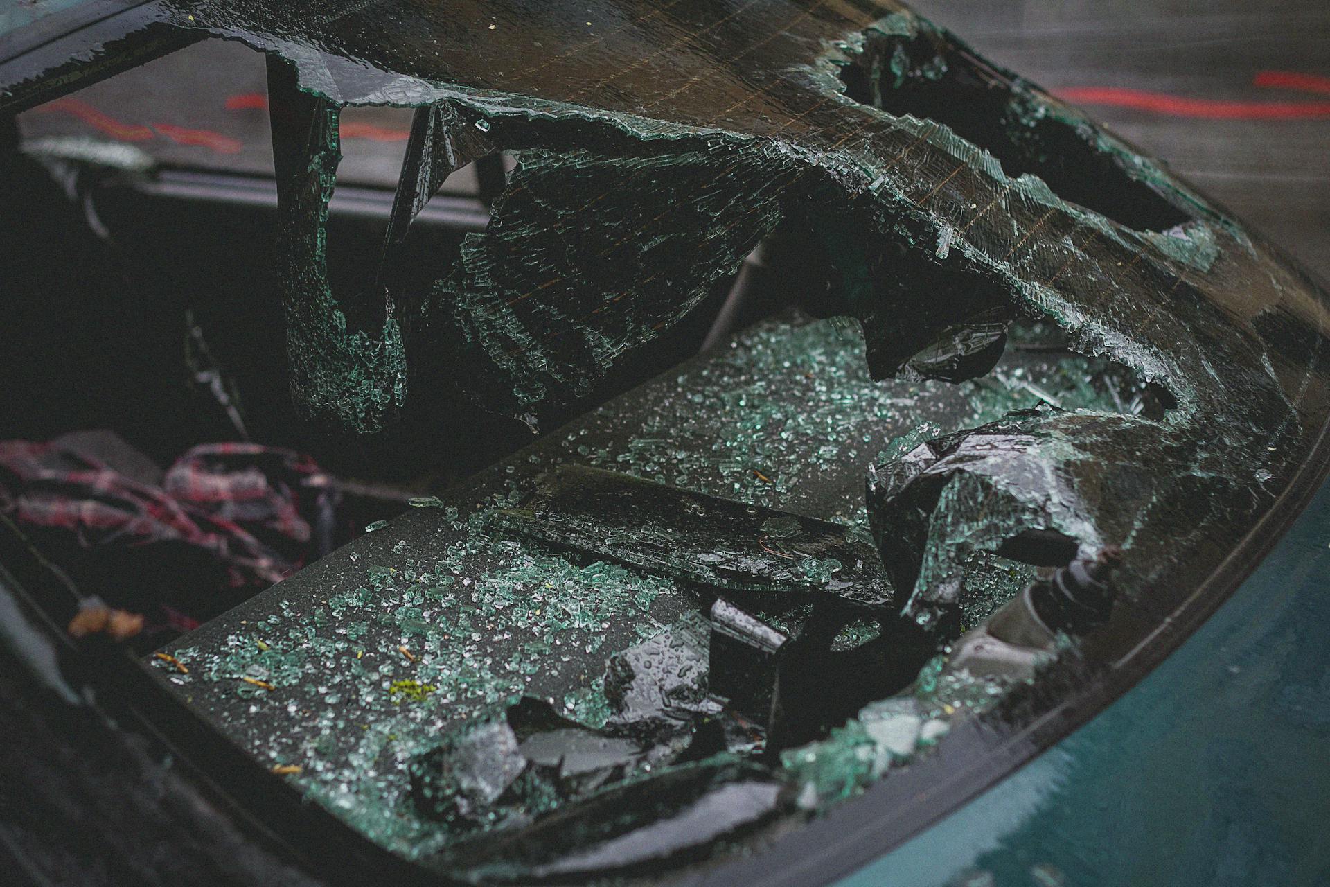 Eine kaputte Windschutzscheibe eines Autos | Quelle: Pexels
