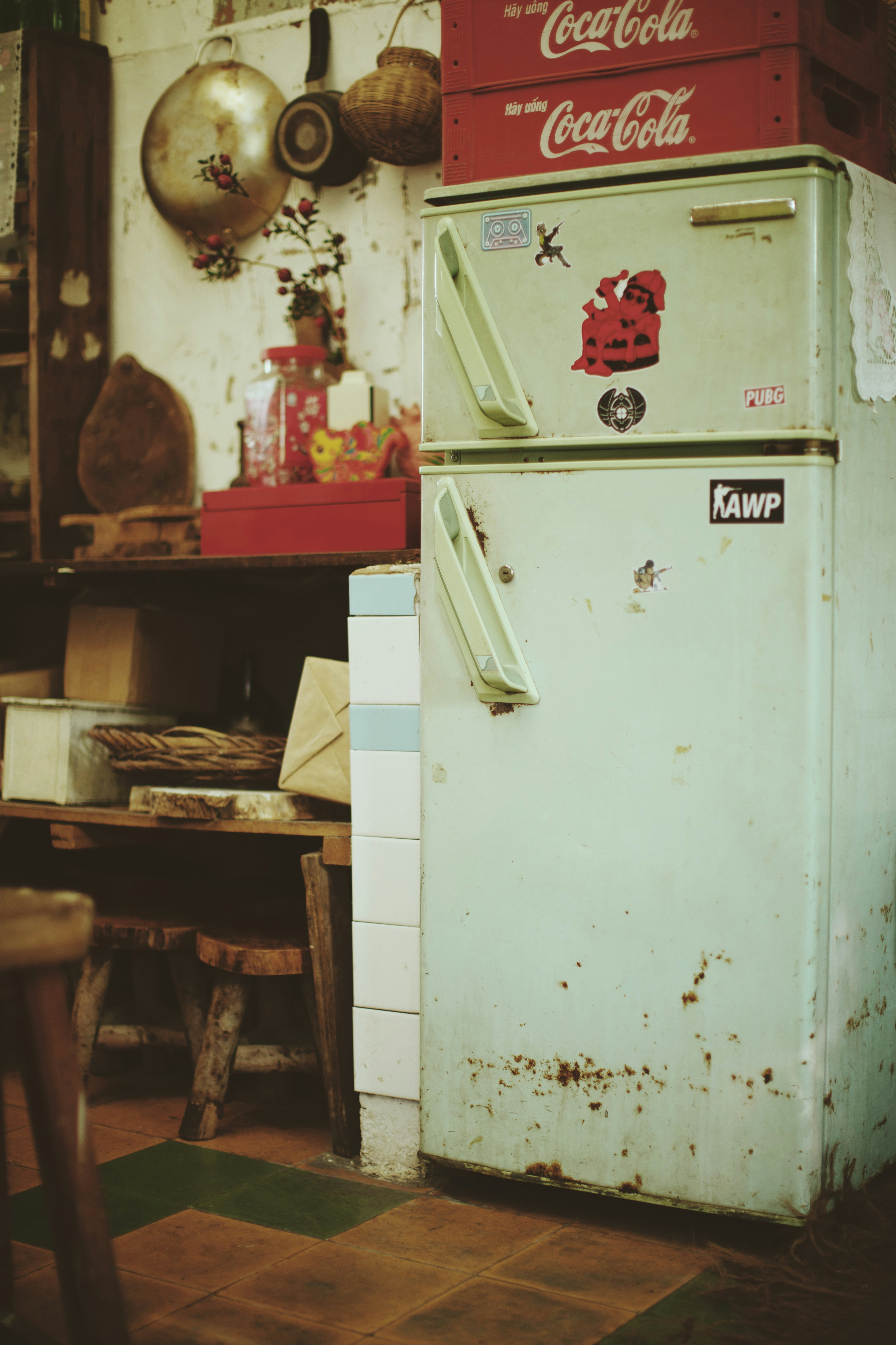 Ein Kühlschrank in einer Küche | Quelle: Pexels