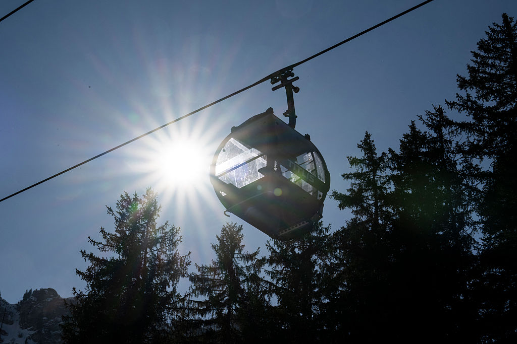 Touristen sitzen am 18. März 2026 im Skigebiet Titlis-Engelberg in Engelberg in der Zentralschweiz in einer Gondel, die bergab fährt, nachdem sich eine Gondel vom Seil gelöst und abgestürzt war | Quelle: Getty Images