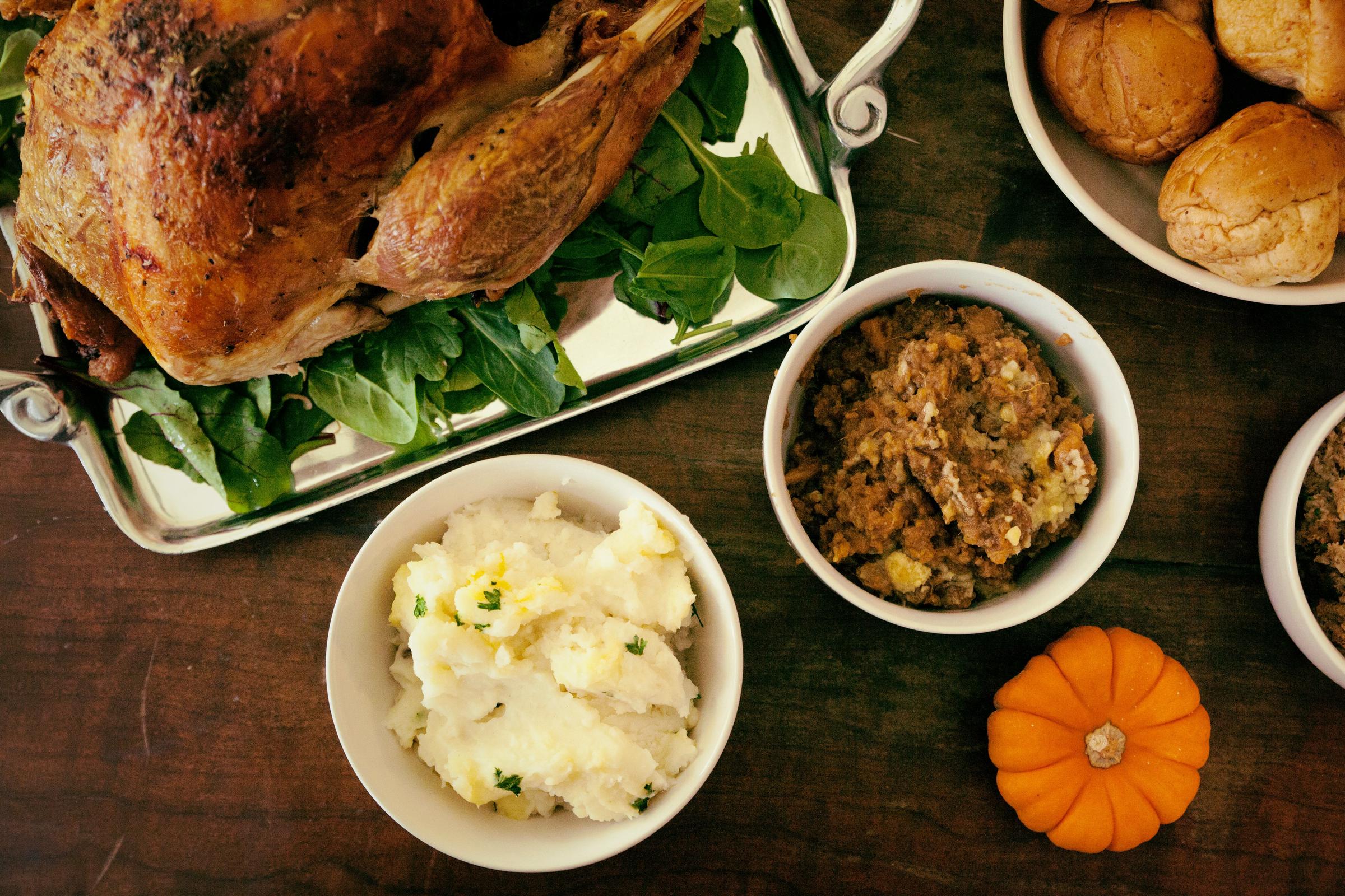 Ein für das Thanksgiving-Dinner gedeckter Tisch | Quelle: Unsplash