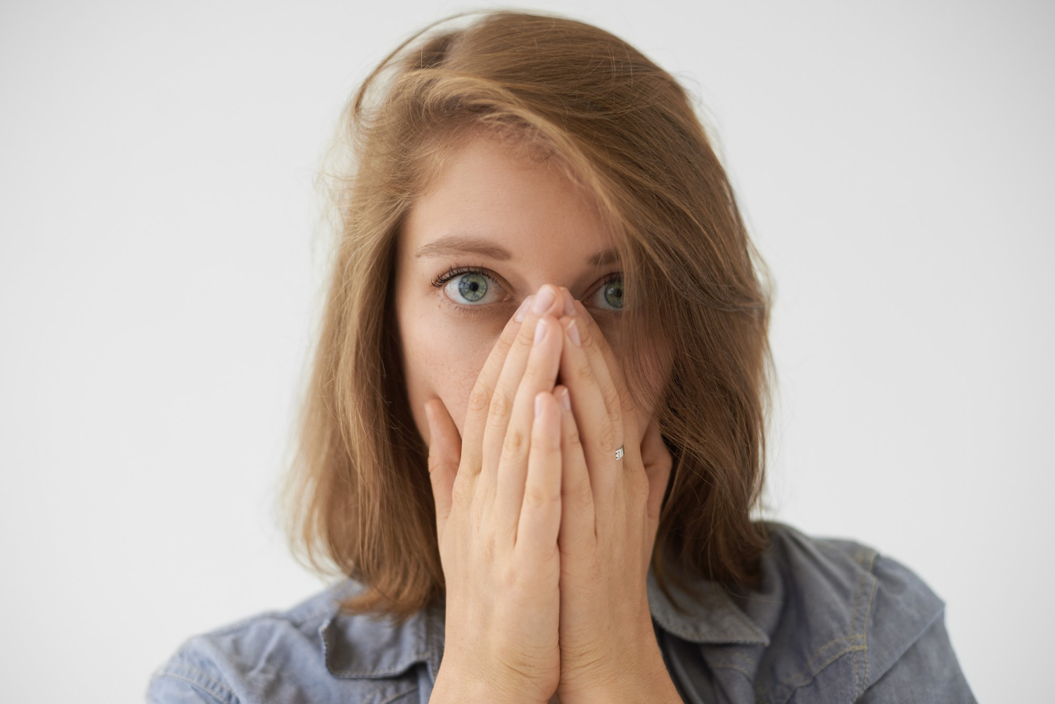 Eine schockierte Frau | Quelle: Freepik