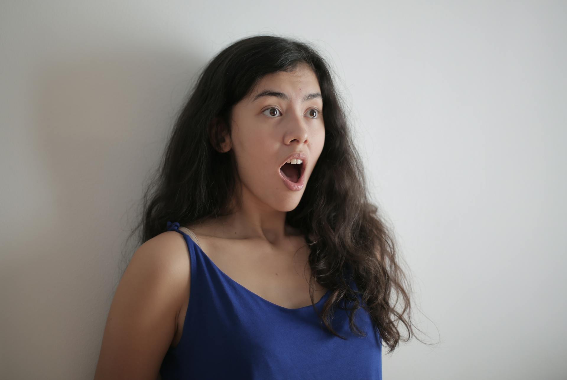 Eine vor Schreck keuchende Frau | Quelle: Pexels