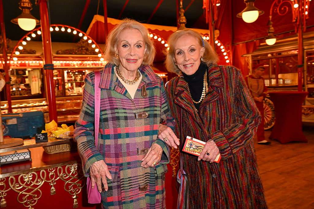 Alice Kessler und Ellen Kessler bei der Premiere von „ARTistART“ des Circus Roncalli im Werksviertel München am 24. Oktober 2025 in München | Quelle: Getty Images