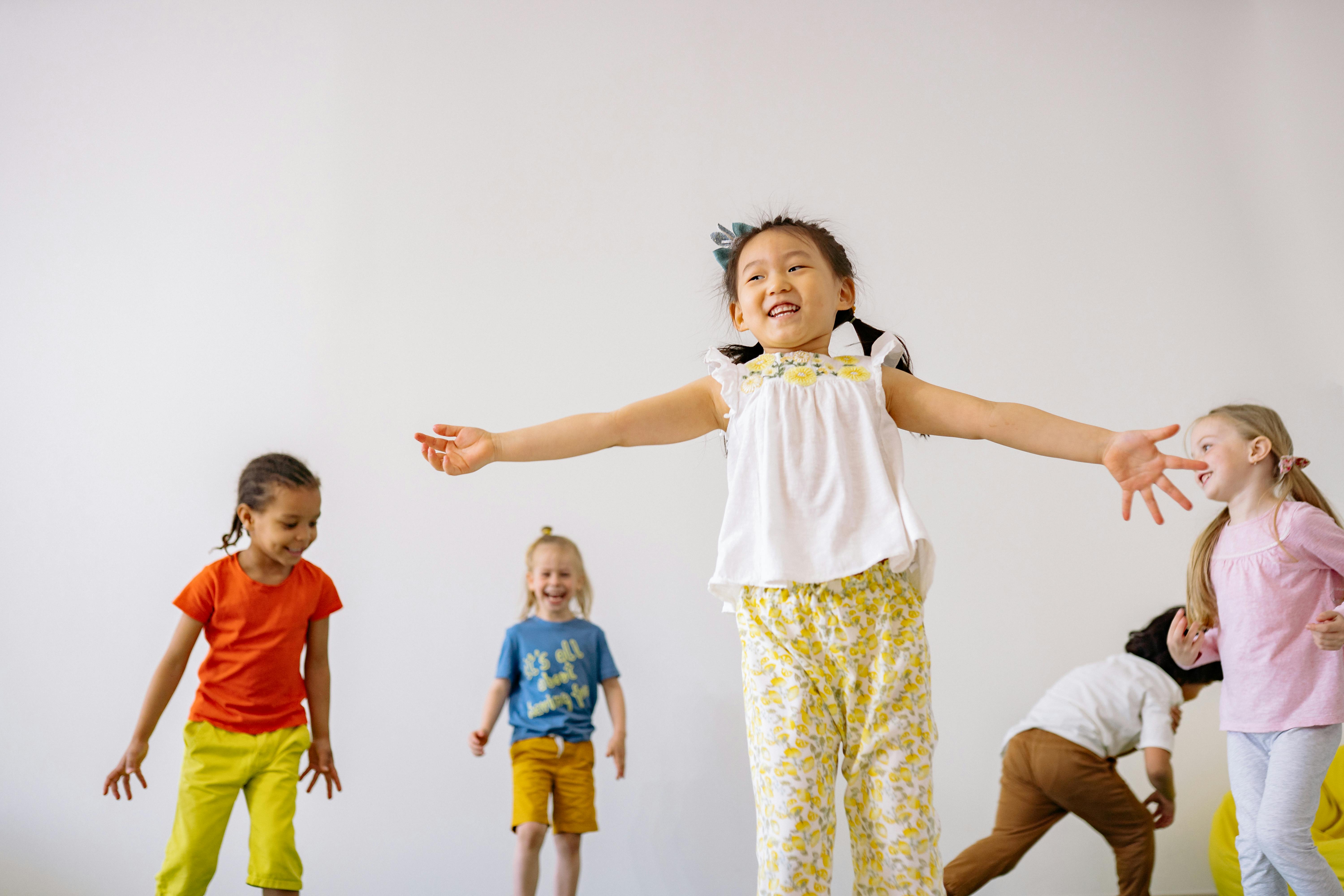 Glückliche Kinder beim Spielen | Quelle: Pexels