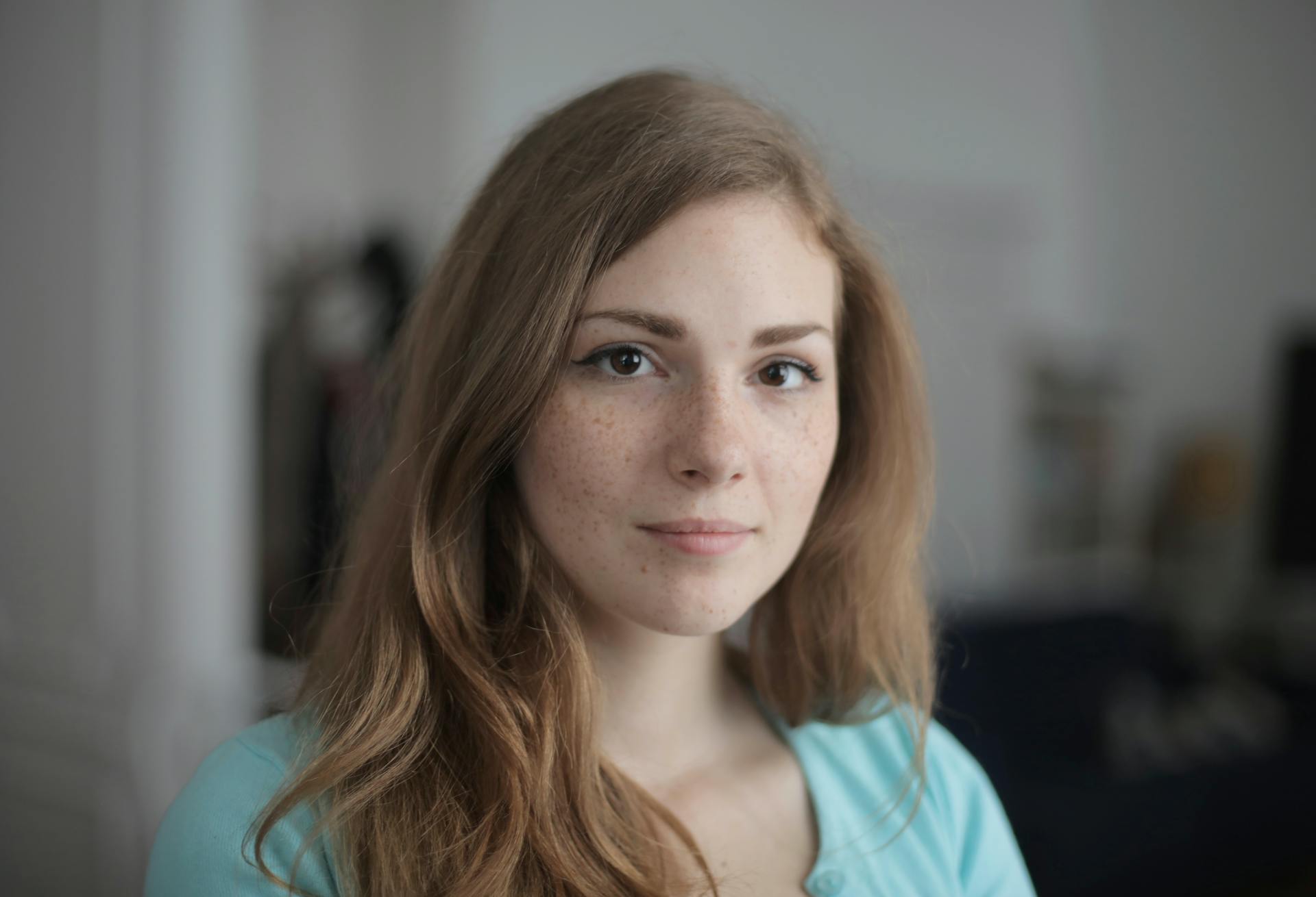 Eine junge Frau mit einem sommersprossigen Gesicht | Quelle: Pexels