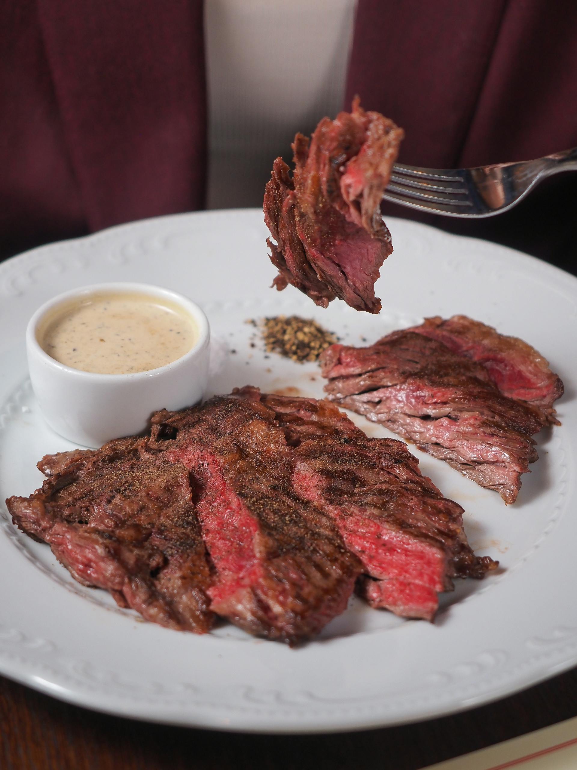 ein Stück Steak auf einer Gabel | Quelle: Pexels